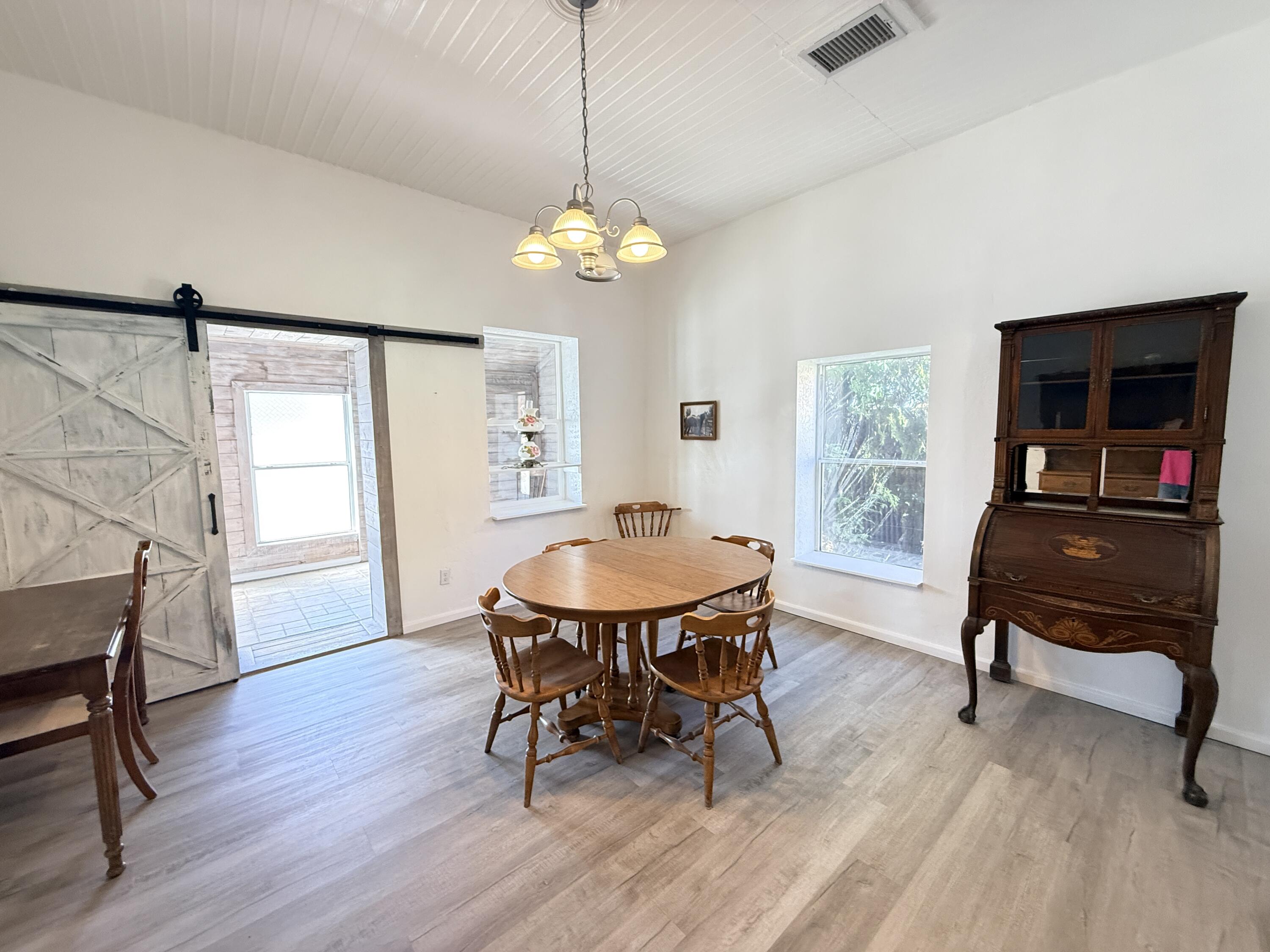 Photo 12 — 904 W 1st Street