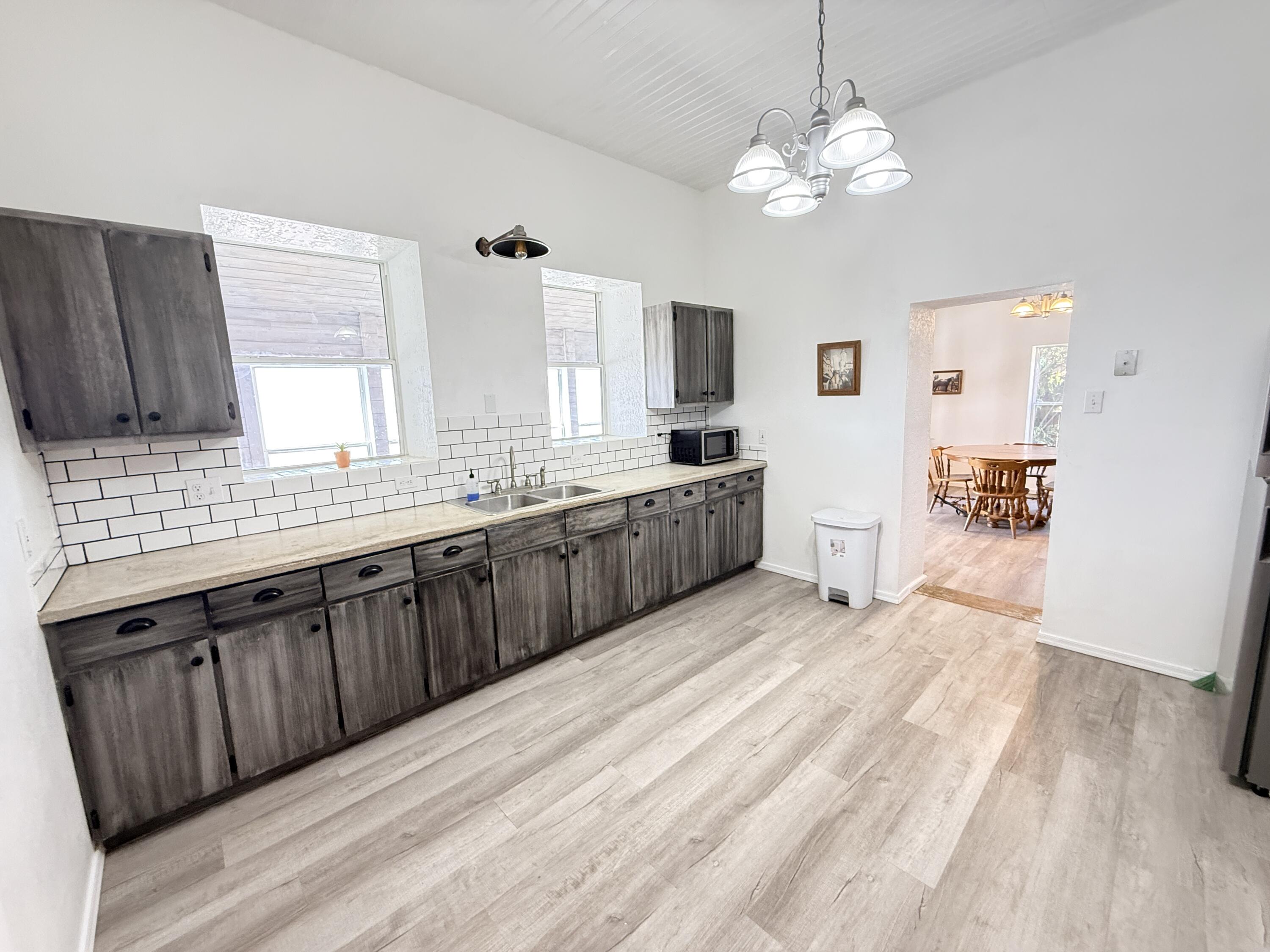 Photo 17 — 904 W 1st Street
