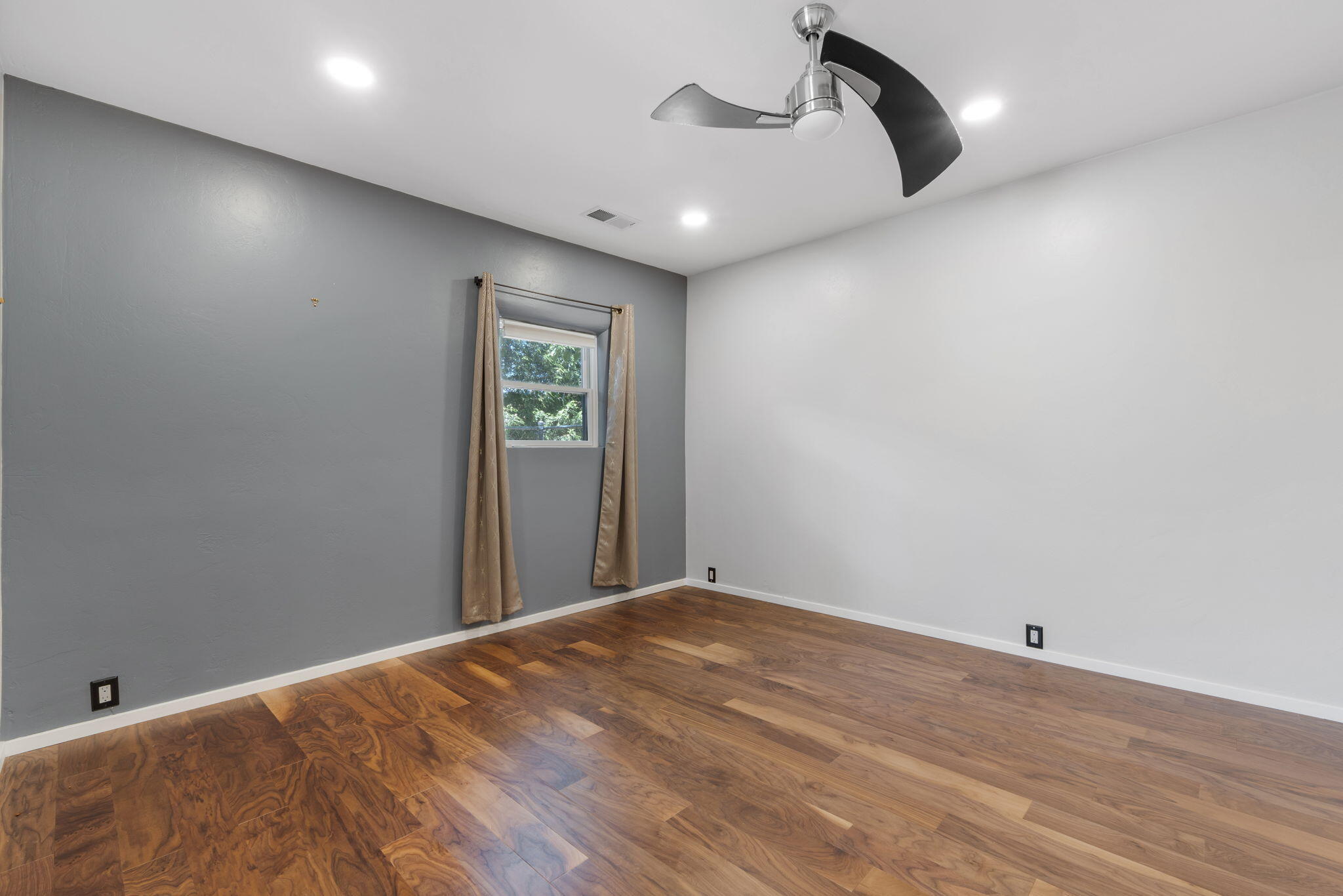 Photo 9 — 2616 Mountain Road NW