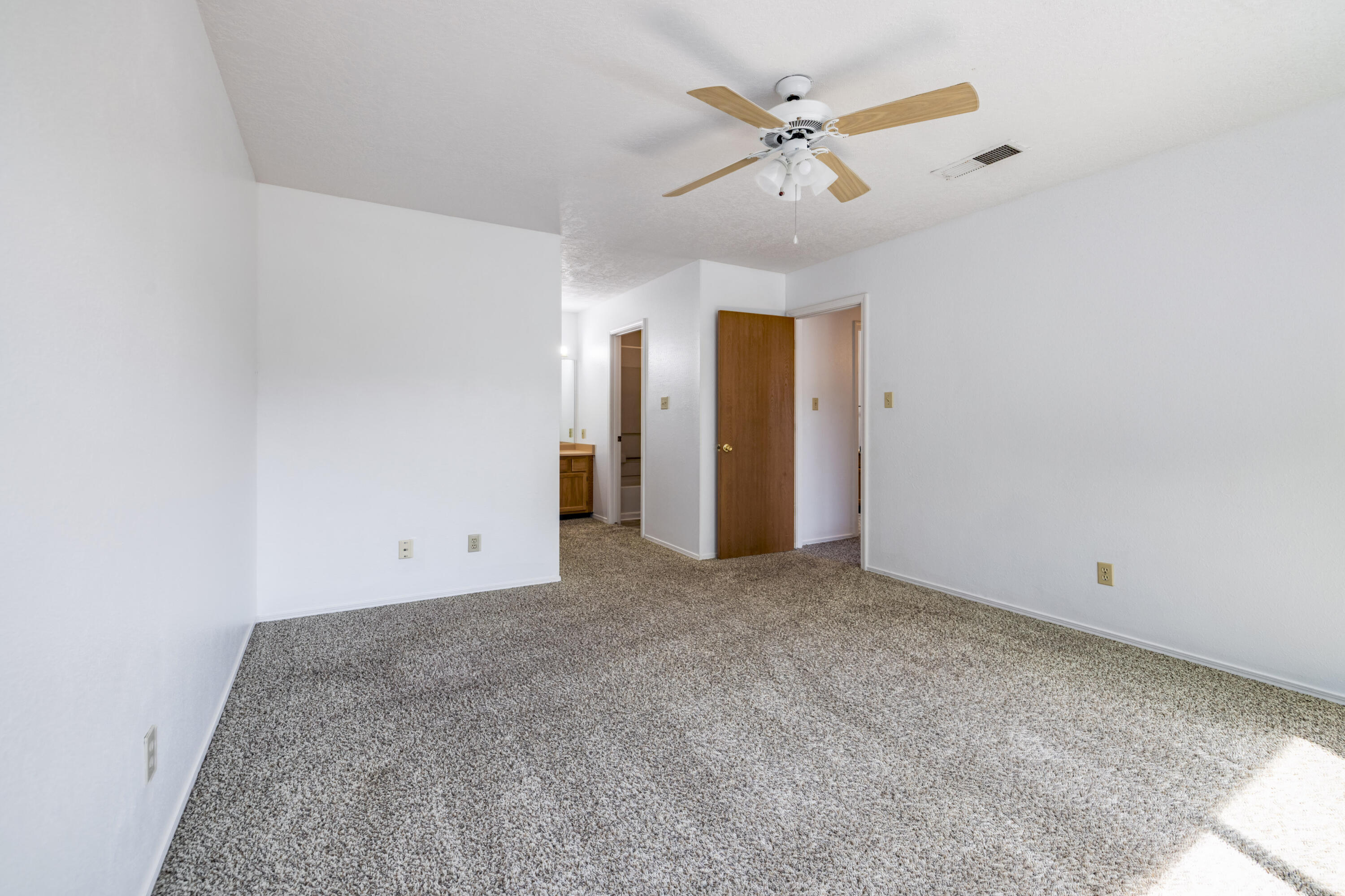 Photo 11 — 5801 Lowell Street NE UNIT 28D