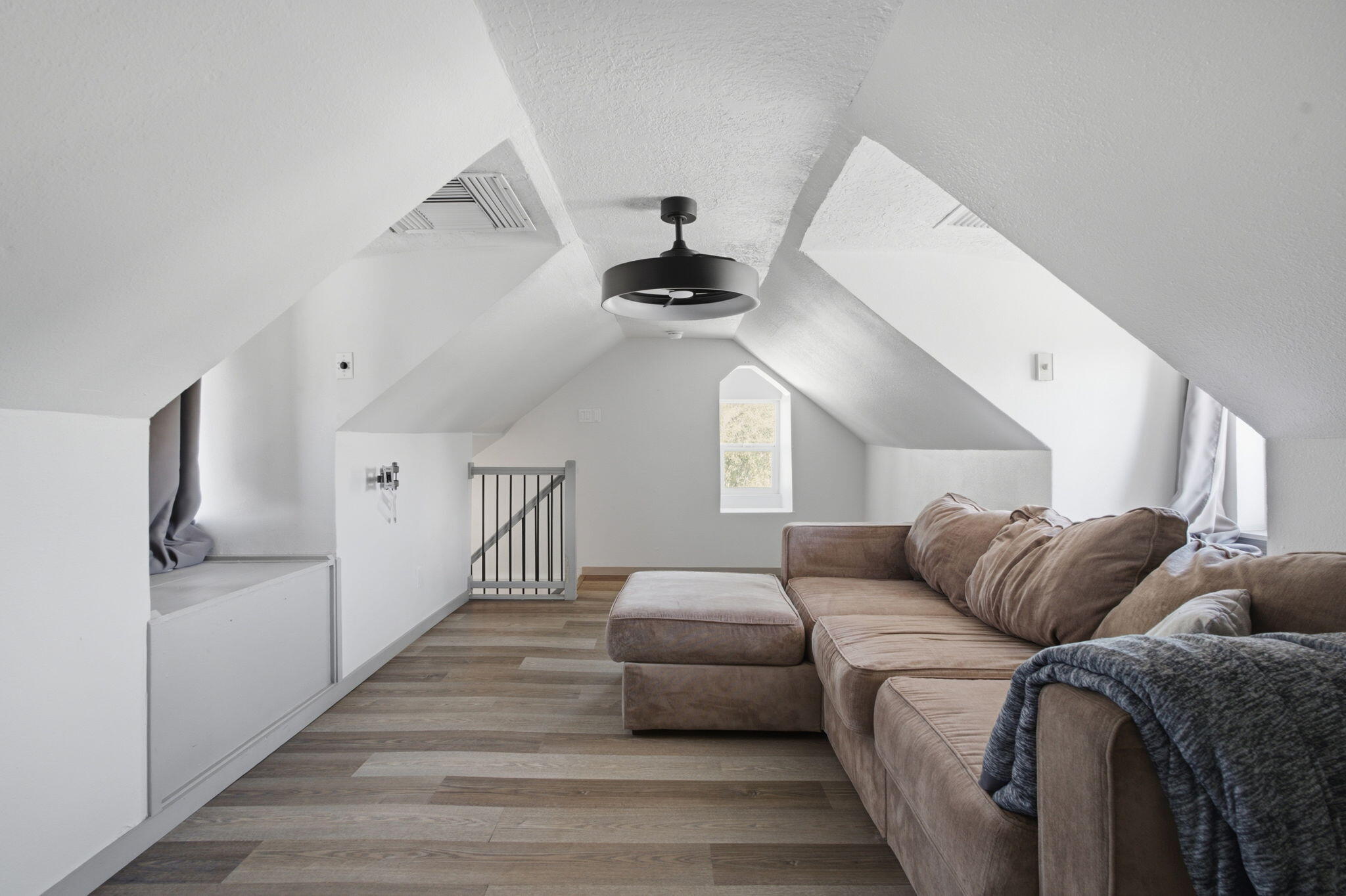 Photo 2 — 824 Arno Street SE