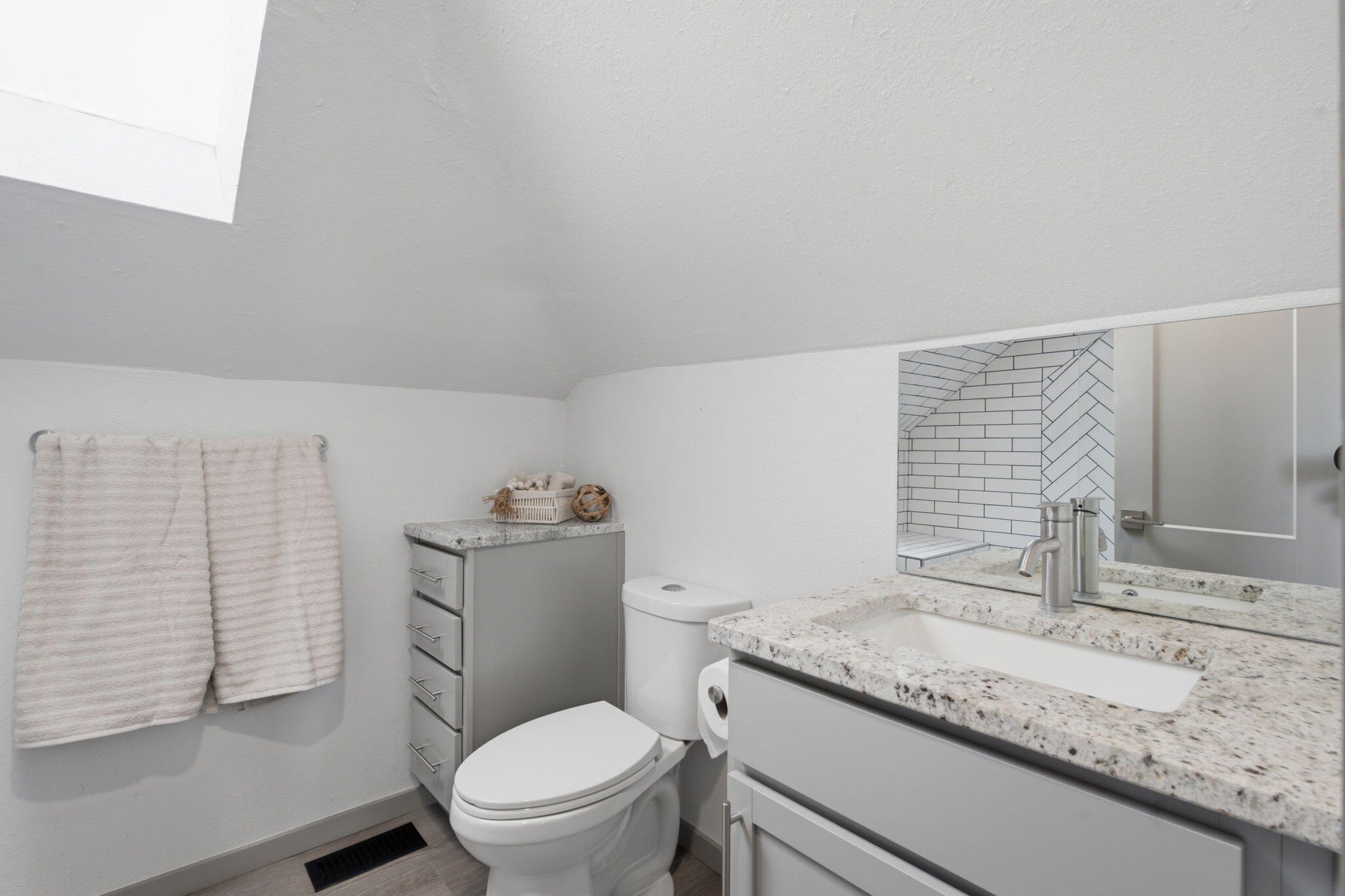 Photo 6 — 824 Arno Street SE
