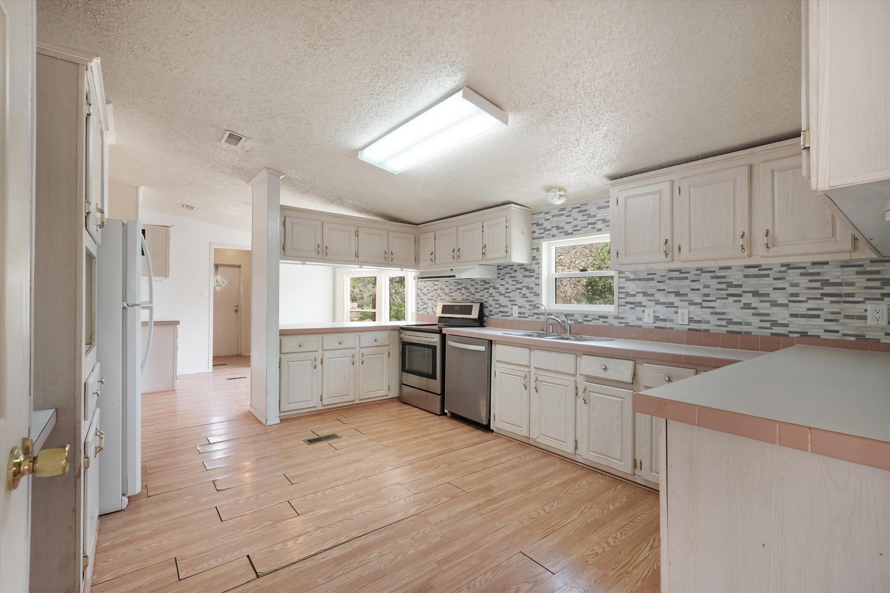 Photo 11 — 4 Whittier Place SE