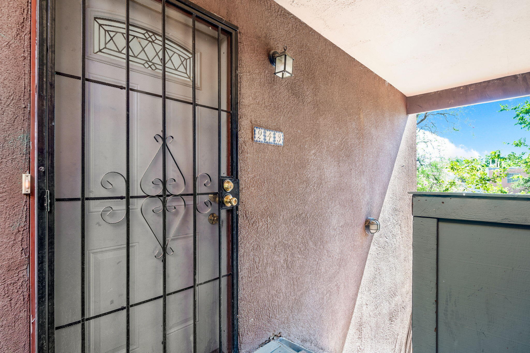243 La Vida Nueva Del Oeste SW, Albuquerque, NM 87105
