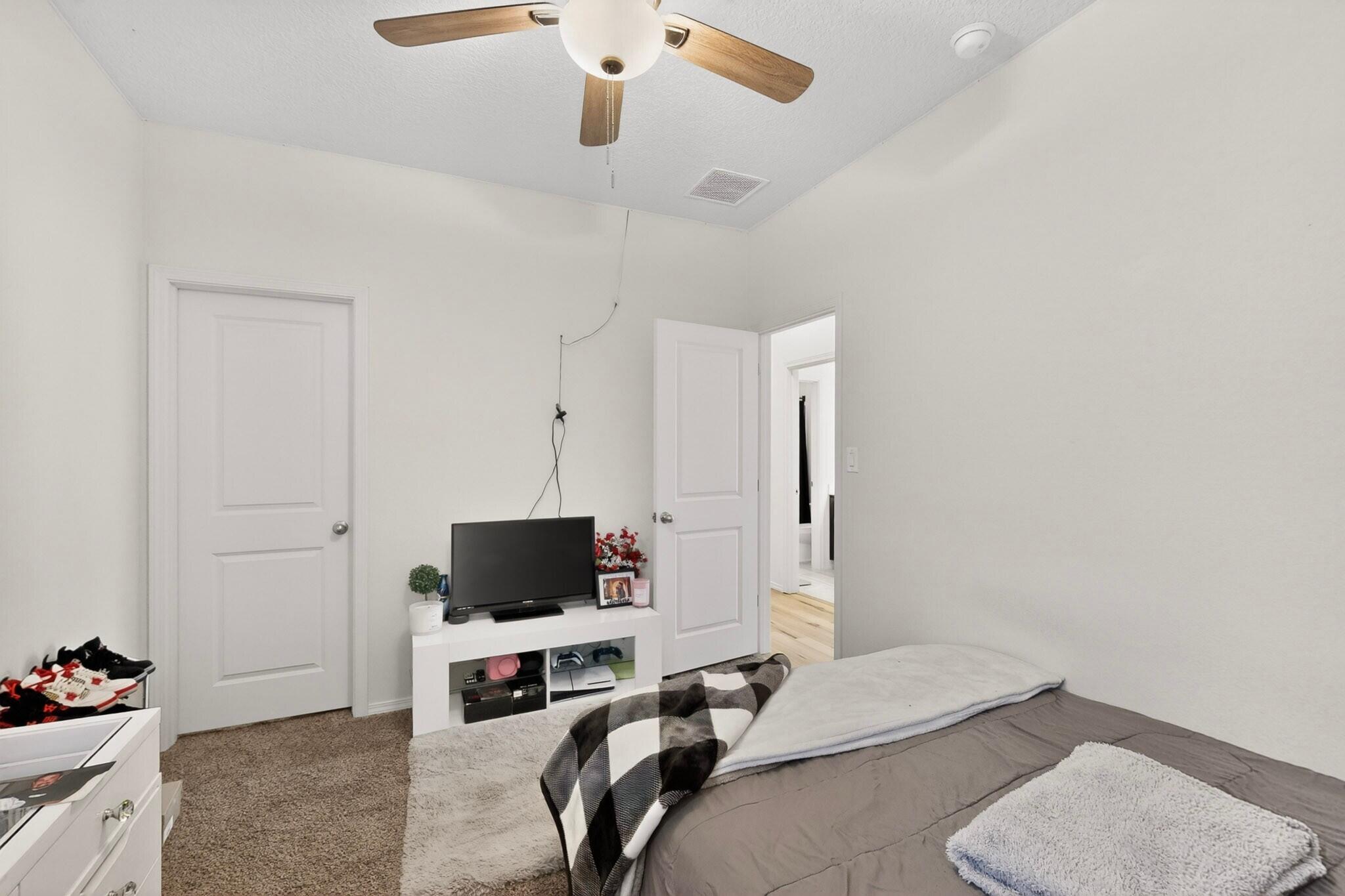 Photo 18 — 5813 Colfax Place NE