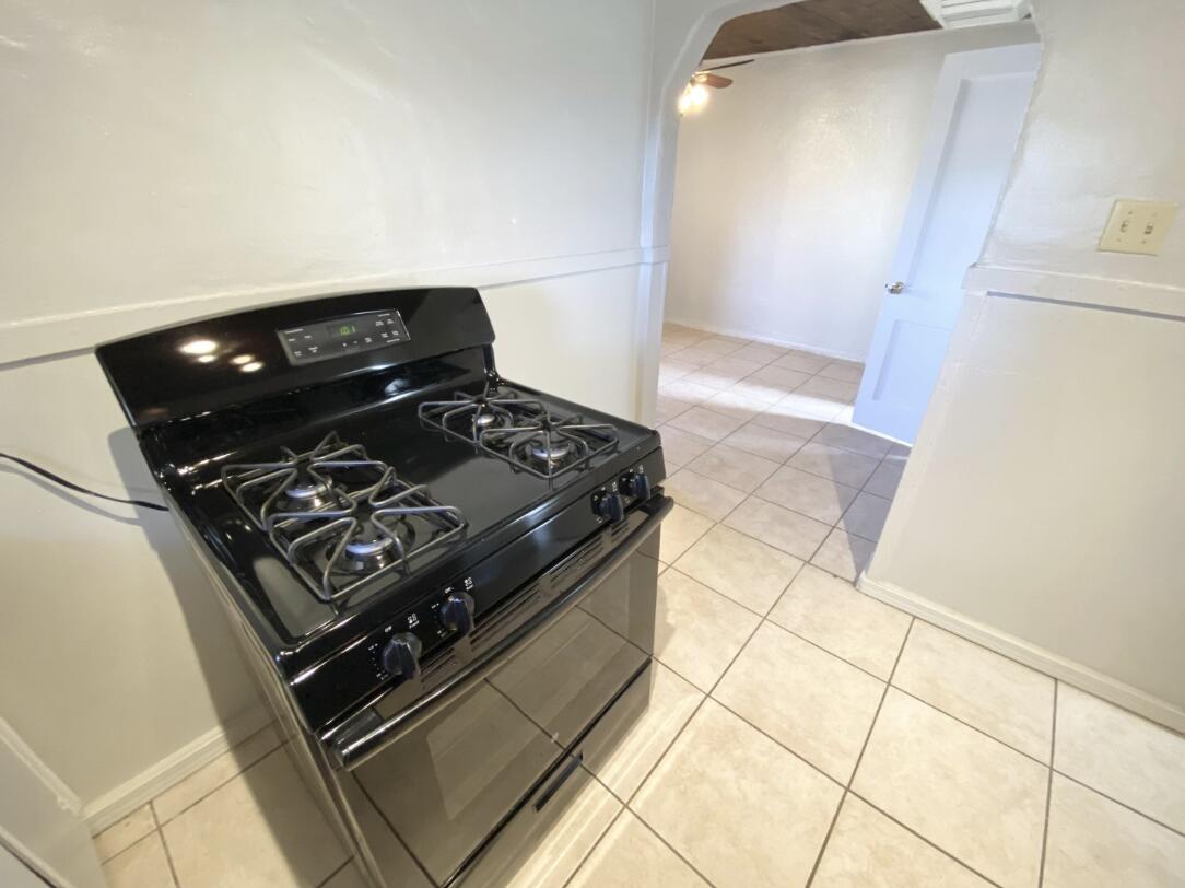 Photo 5 — 426 Headingly Avenue NW B