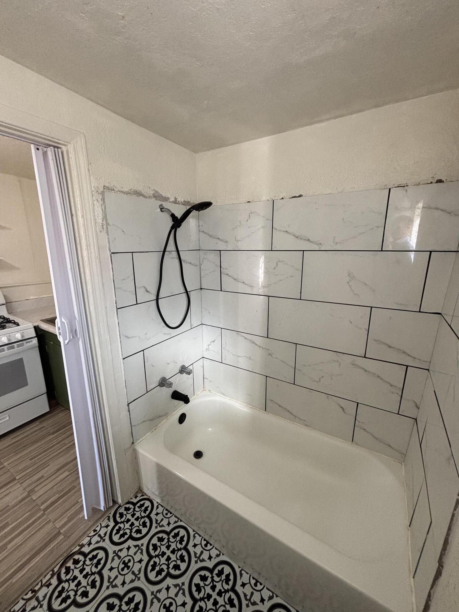 Photo 10 — 427 Odelia Road NE