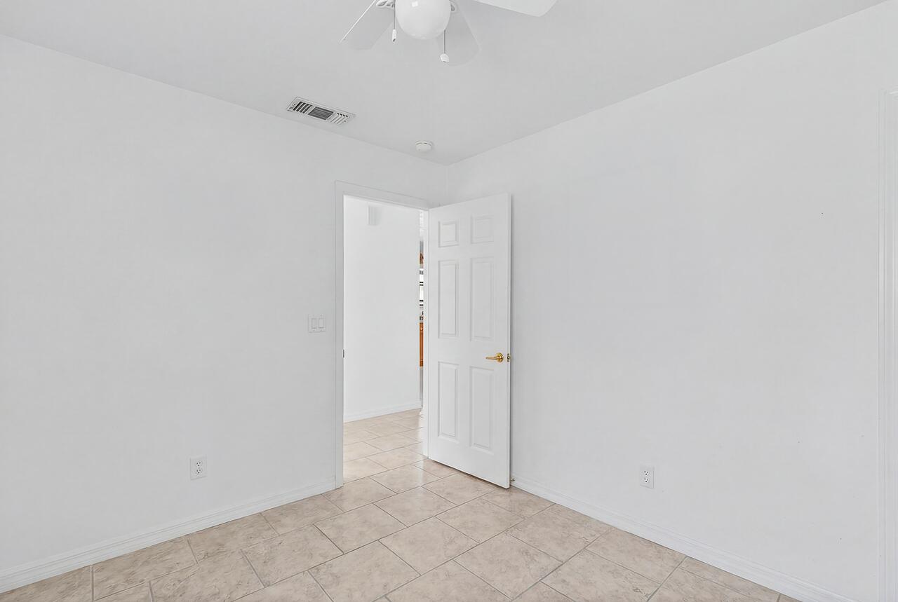 Photo 16 — 3201 Oakmount Drive SE