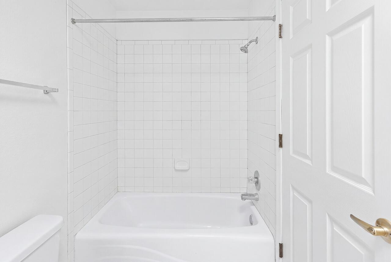 Photo 18 — 3201 Oakmount Drive SE