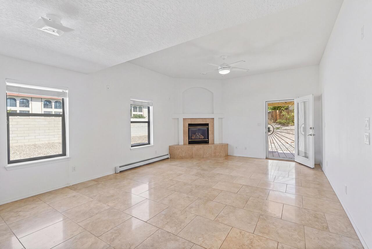 Photo 2 — 3201 Oakmount Drive SE