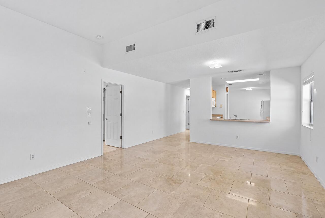 Photo 3 — 3201 Oakmount Drive SE