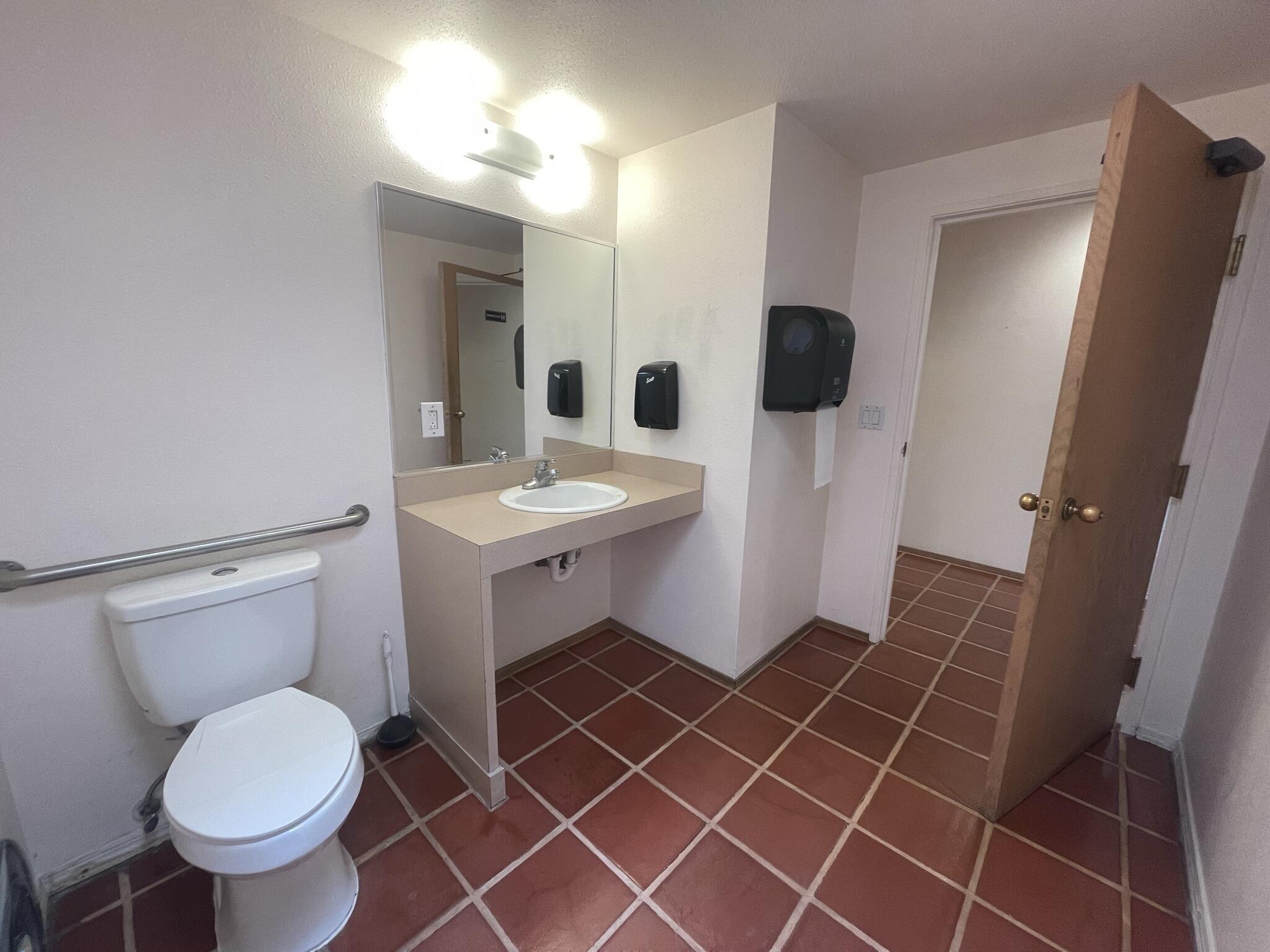 Photo 8 — 1709 Girard Boulevard NE