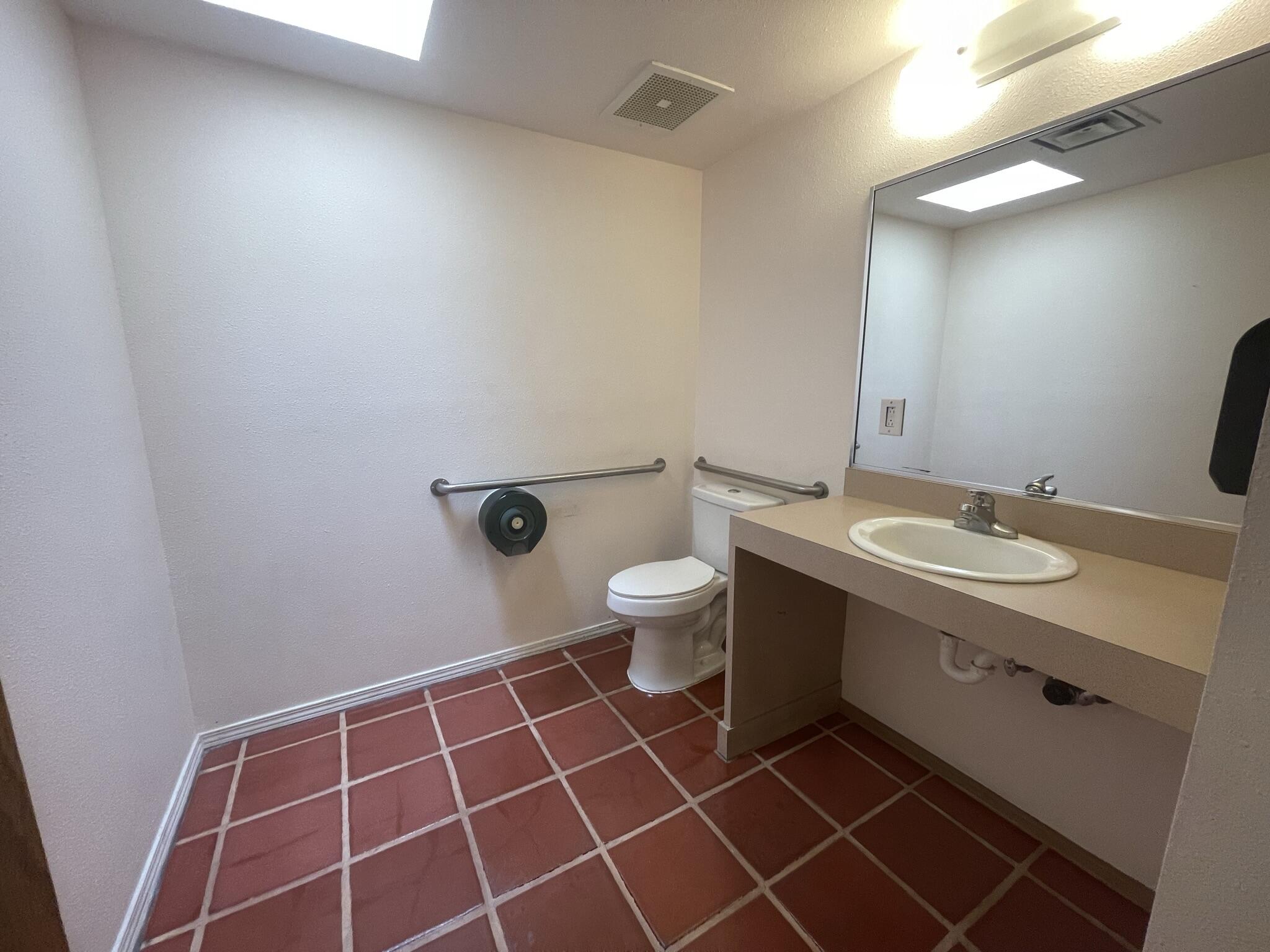 Photo 7 — 1709 Girard Boulevard NE