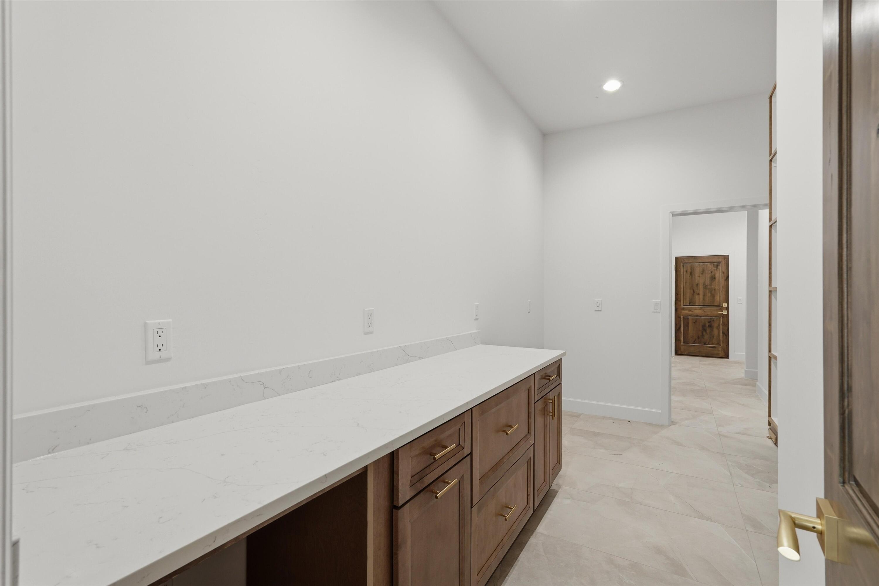 Photo 13 — 2021 Santa Ana Road NE