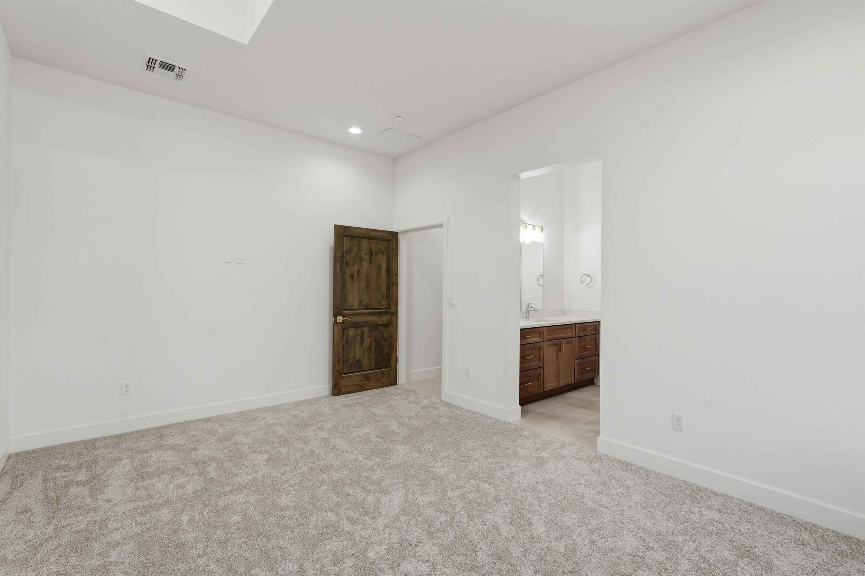 Photo 18 — 2021 Santa Ana Road NE