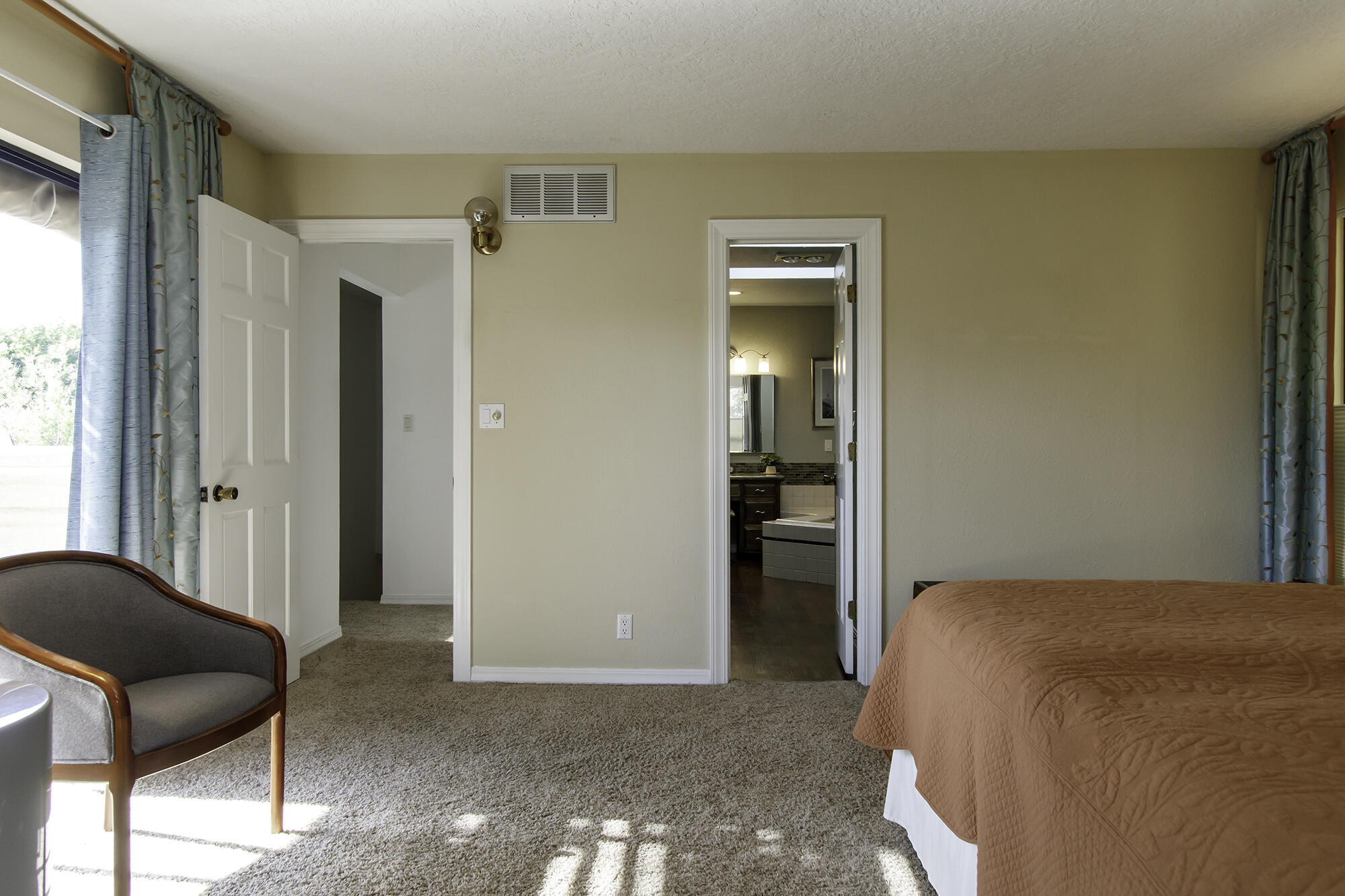 Photo 12 — 5601 Planeta Court NE