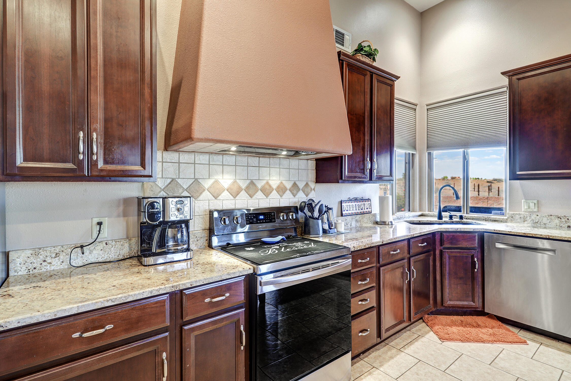 Photo 10 — 5525 Vera Cruz Road NE