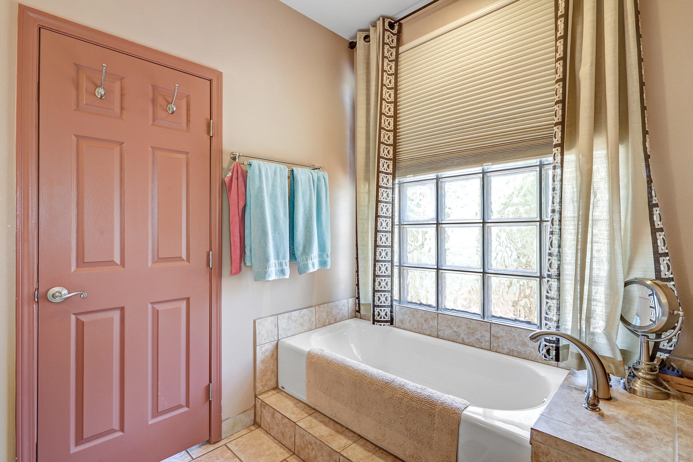 Photo 17 — 5525 Vera Cruz Road NE