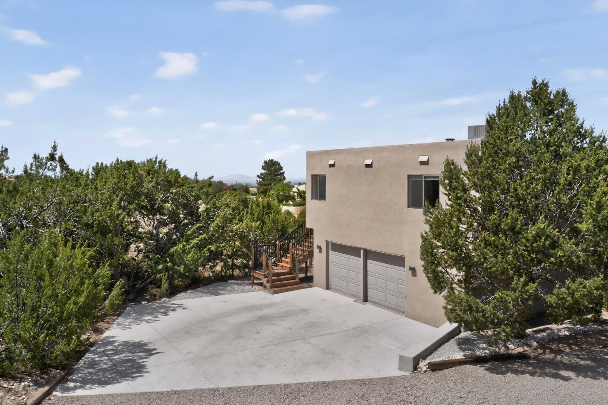 Photo 3 — 984 Lynx Loop NE