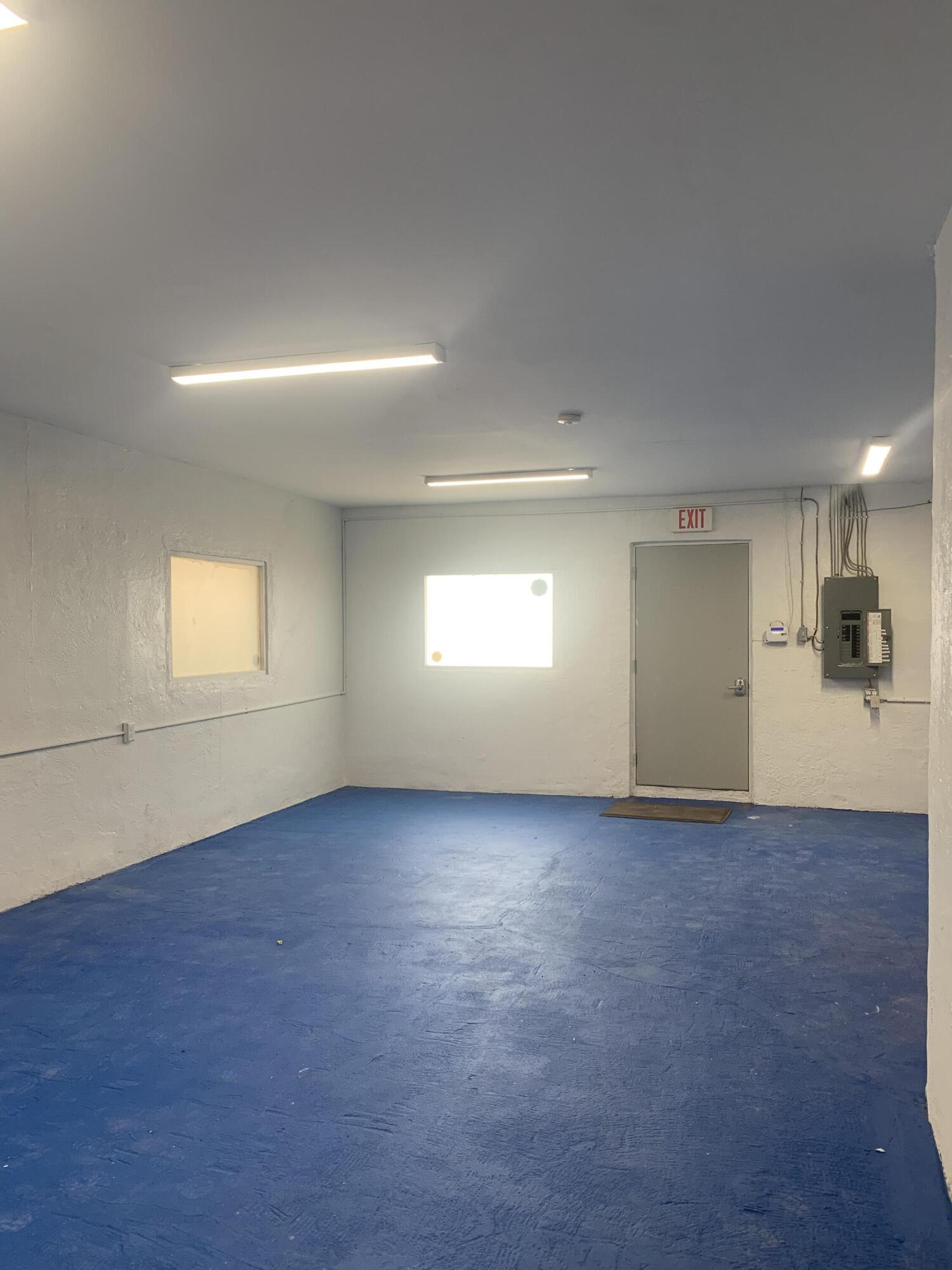 Photo 3 — 718 Dalies Avenue