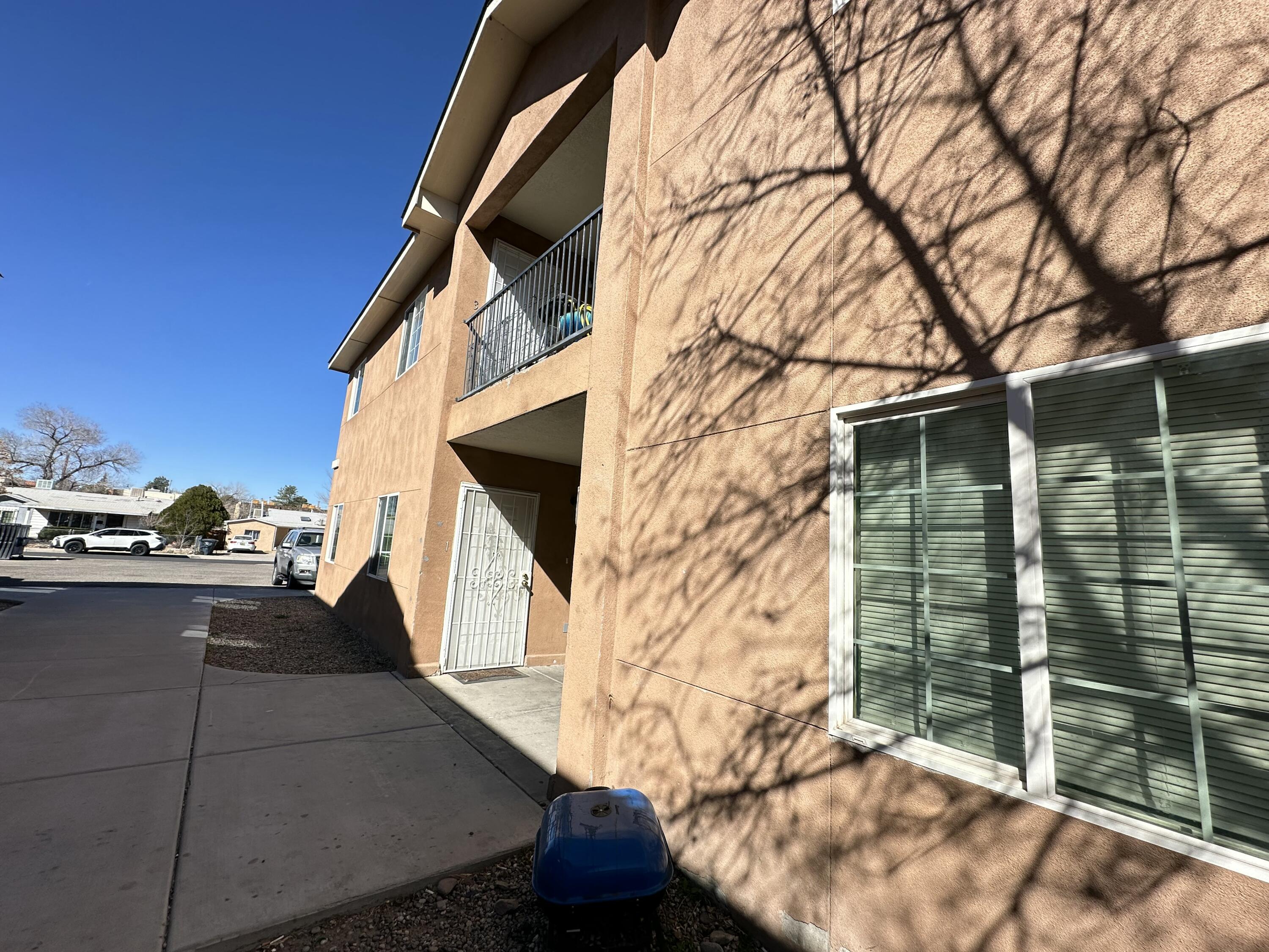 Photo 2 — 528 Alvarado Drive SE