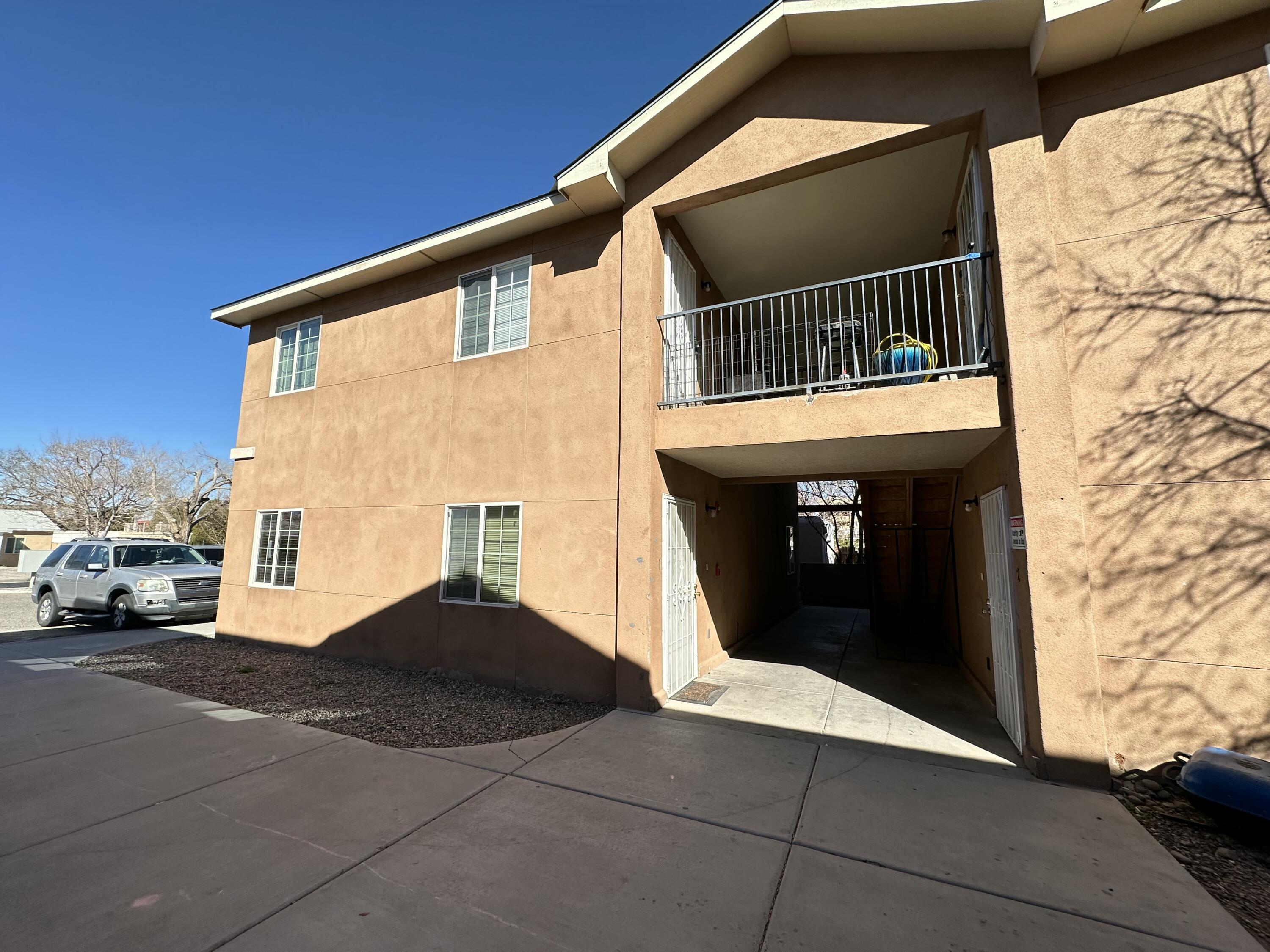 Photo 3 — 528 Alvarado Drive SE