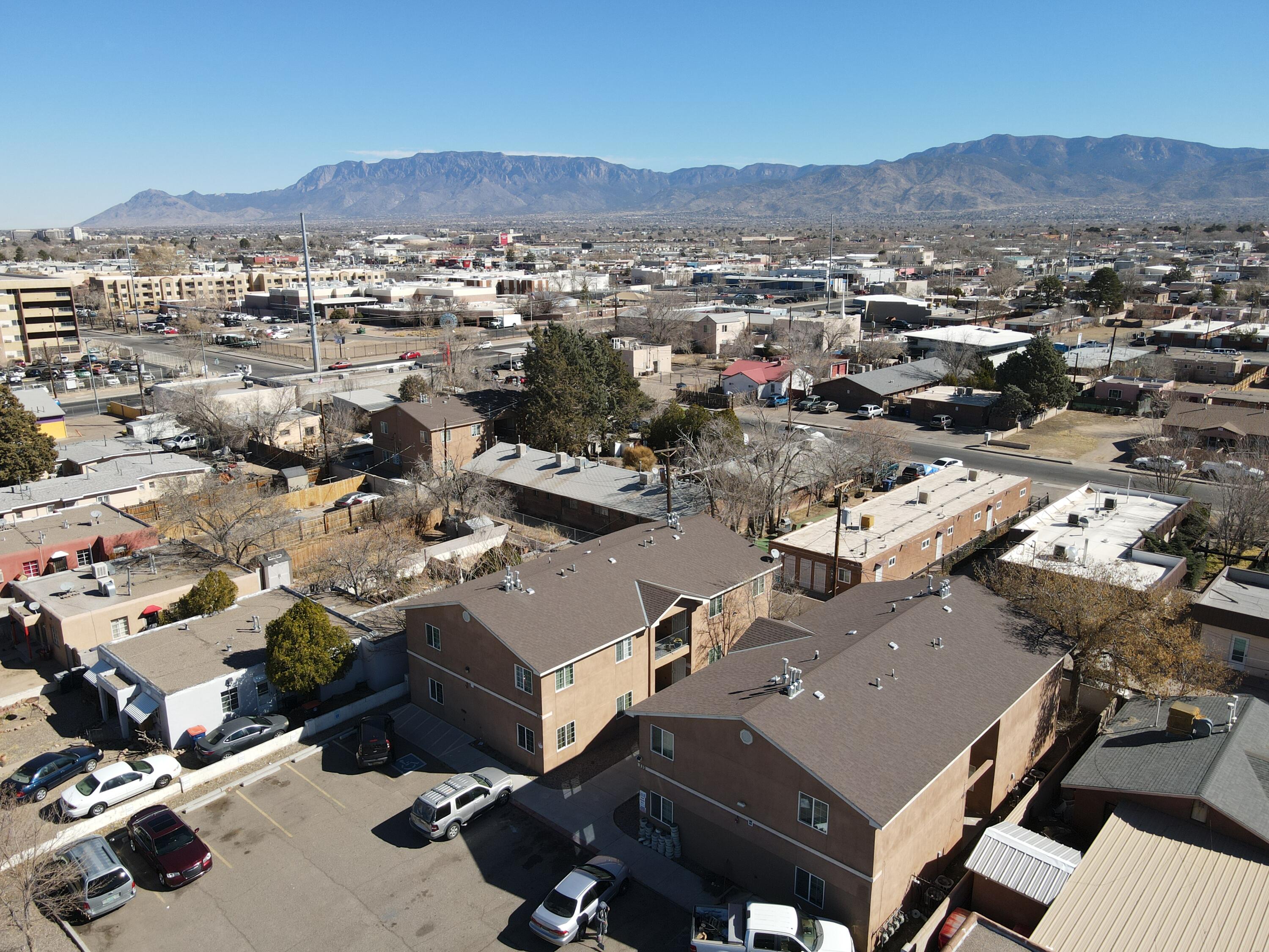 Photo 4 — 528 Alvarado Drive SE