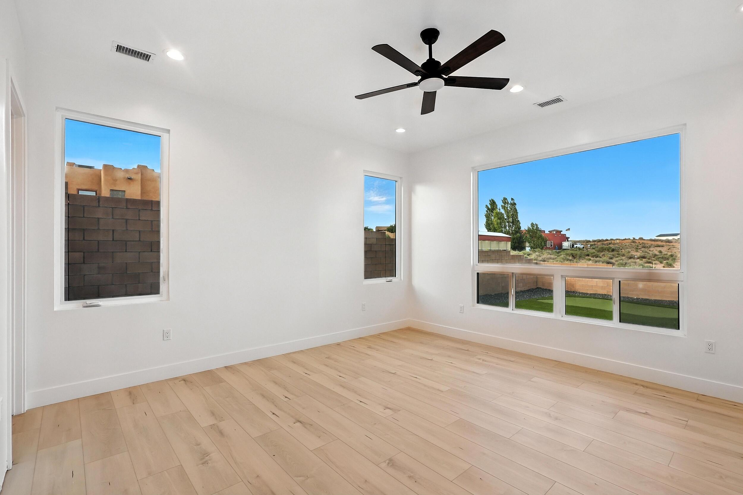 Photo 18 — 2016 Contreras Road NE