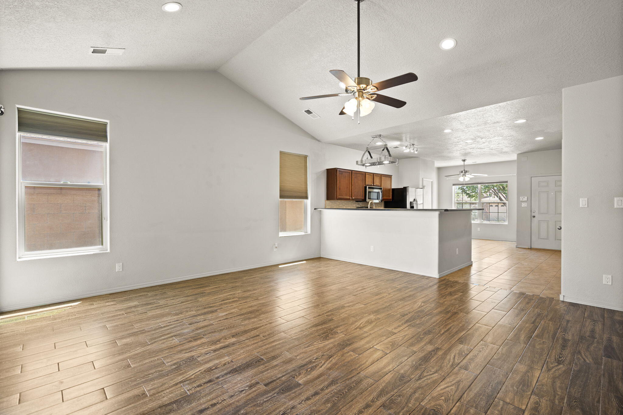 Photo 5 — 6211 Nacional Road NW