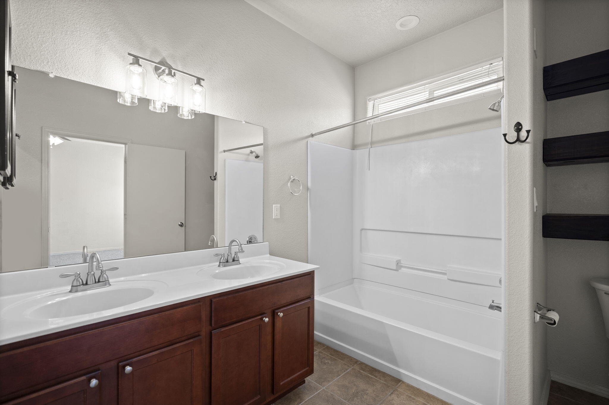 Photo 9 — 6211 Nacional Road NW