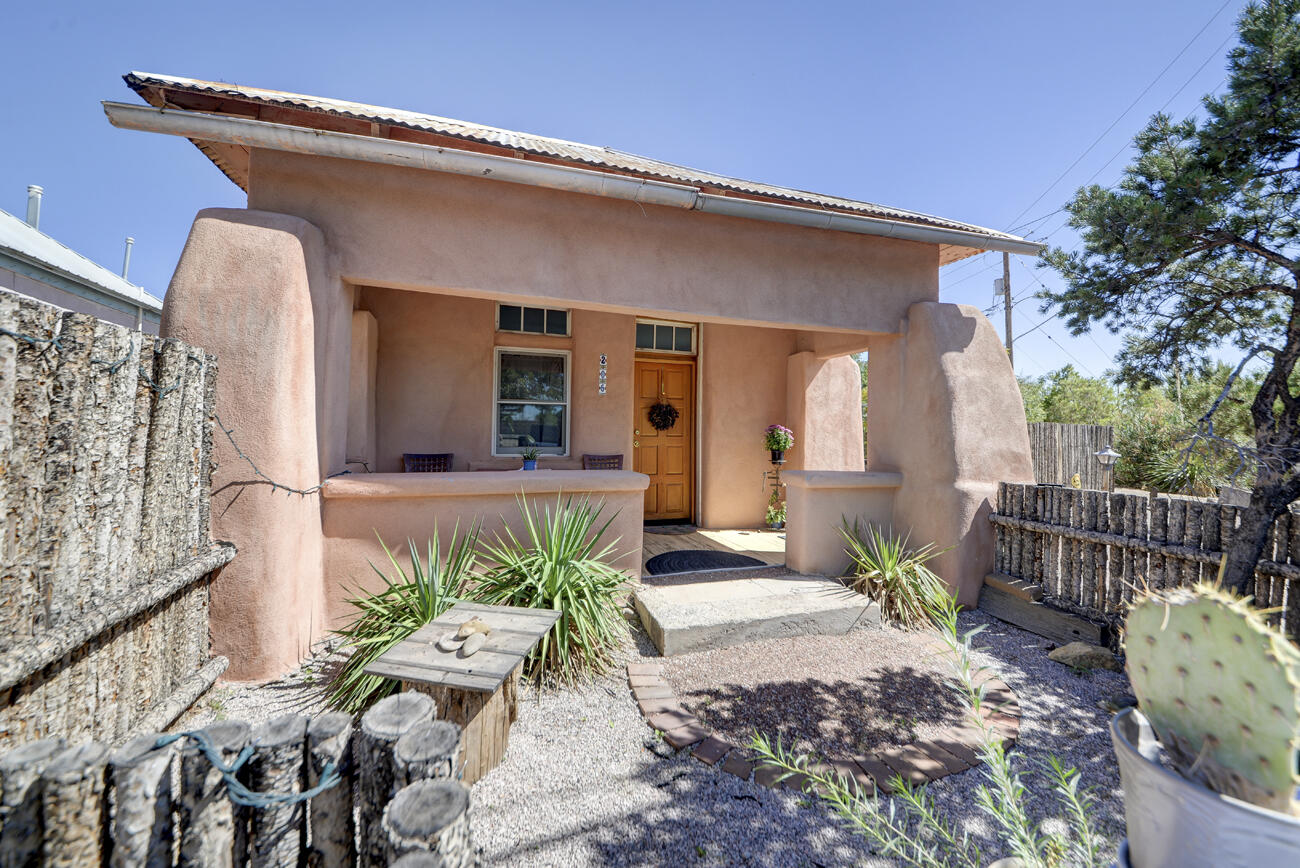 1913 Lomas Boulevard NW, Albuquerque, NM 87104