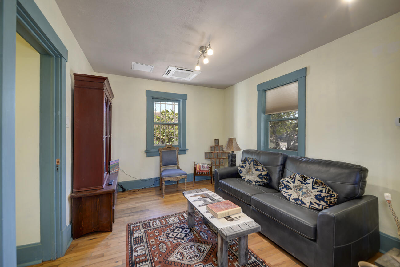 Photo 2 — 1913 Lomas Boulevard NW