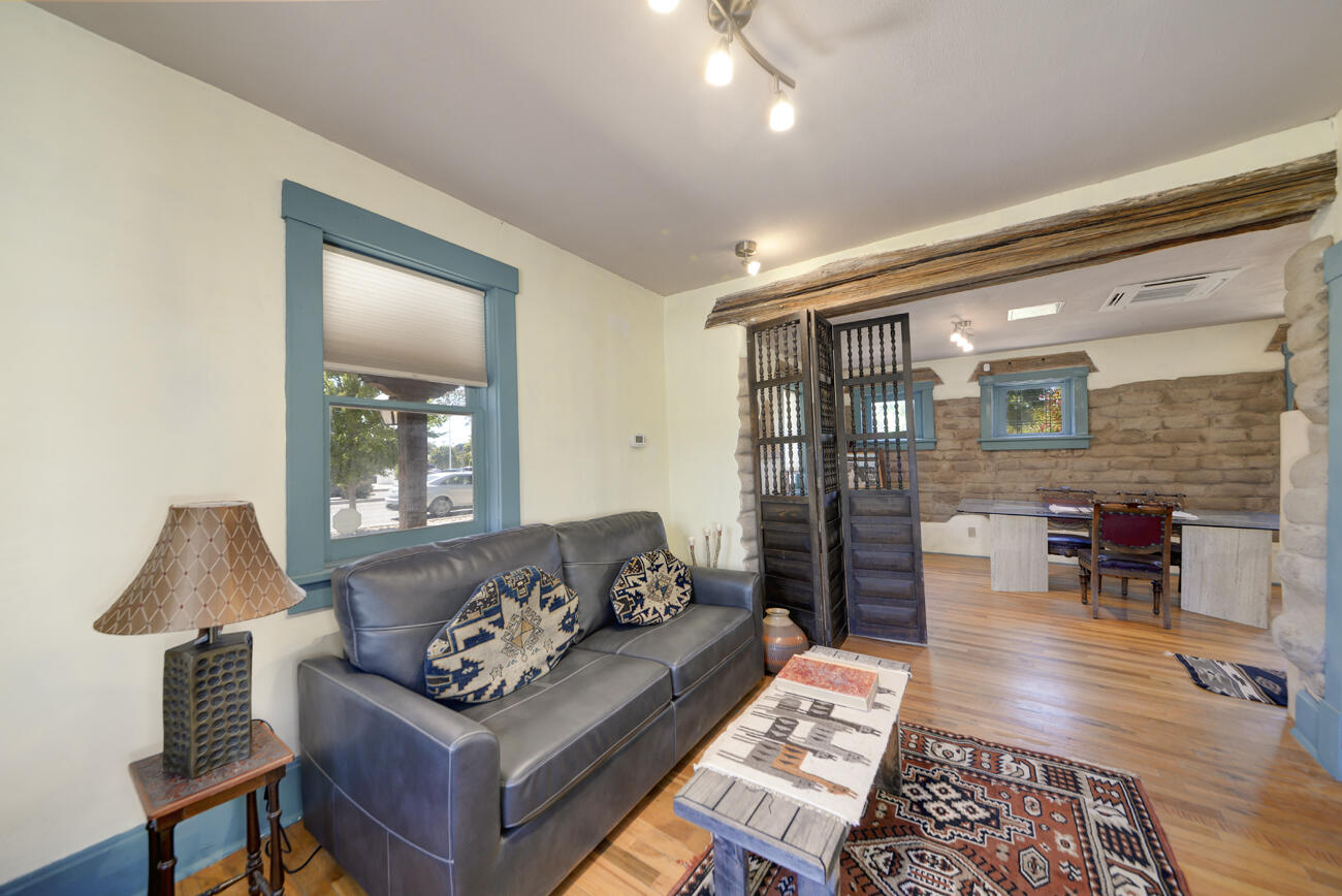 Photo 3 — 1913 Lomas Boulevard NW