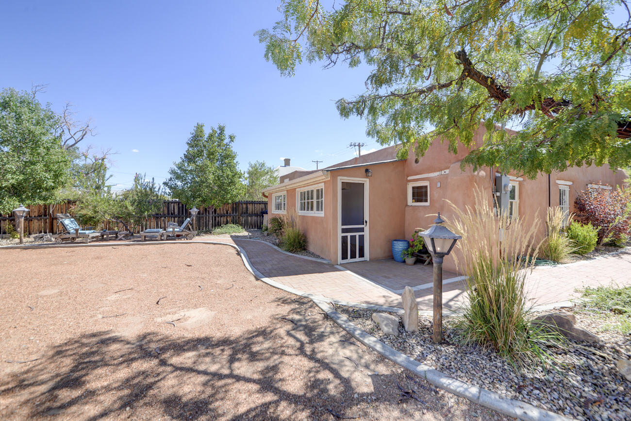 Photo 17 — 1913 Lomas Boulevard NW