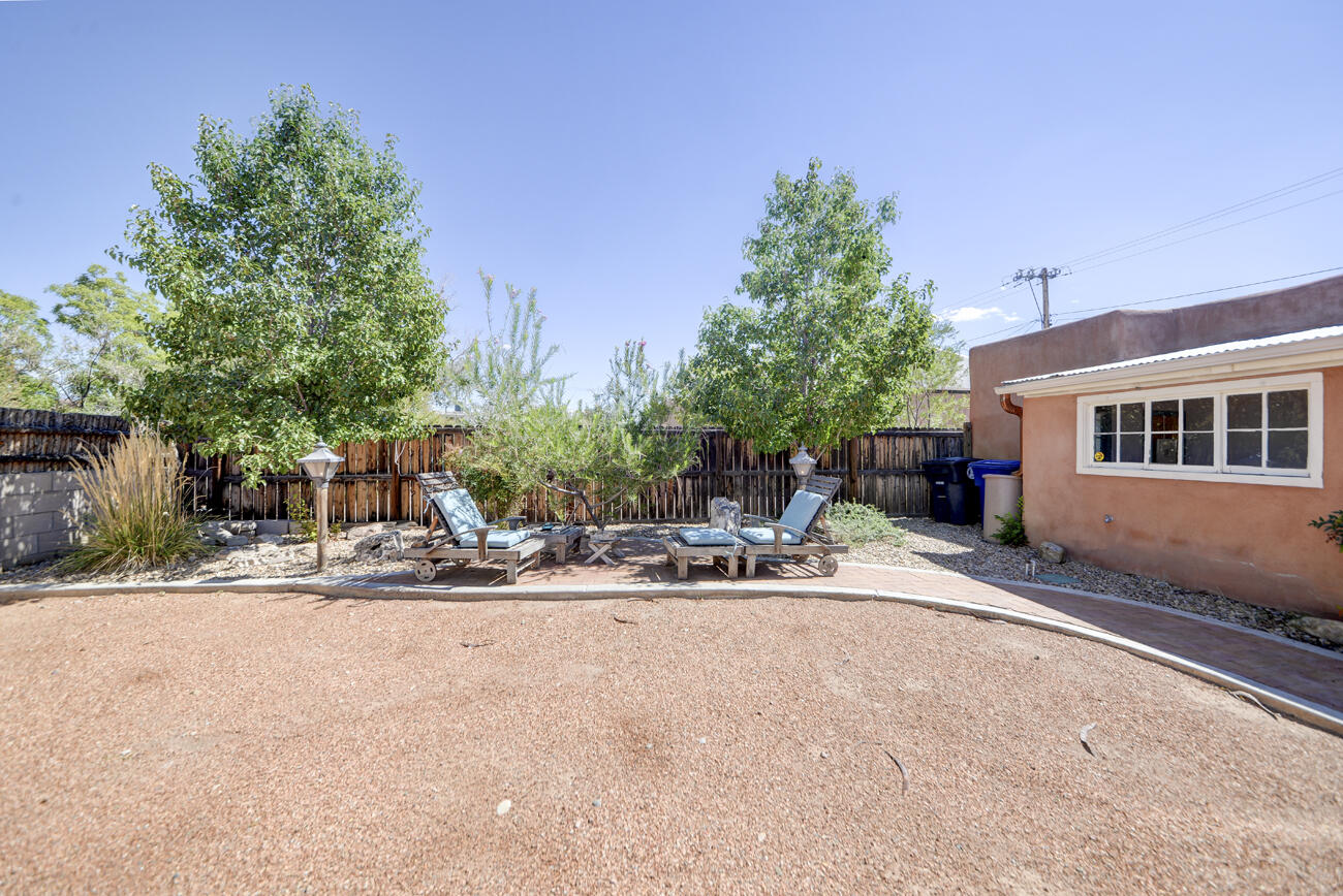 Photo 19 — 1913 Lomas Boulevard NW