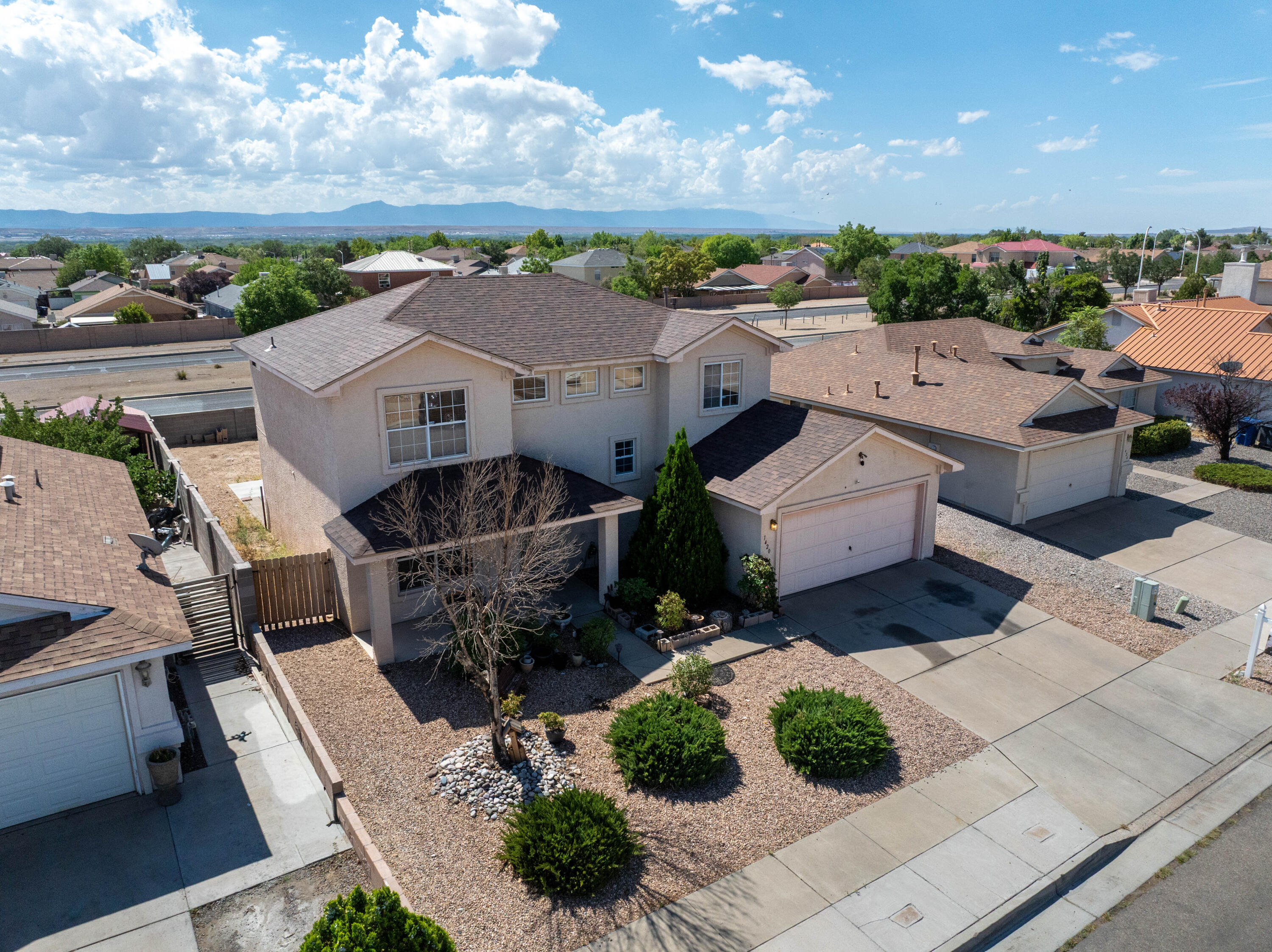 Photo 5 — 1420 Summerfield Place SW
