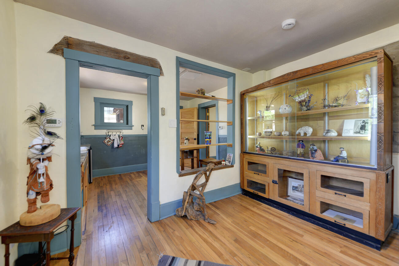 Photo 4 — 1913 Lomas Boulevard NW