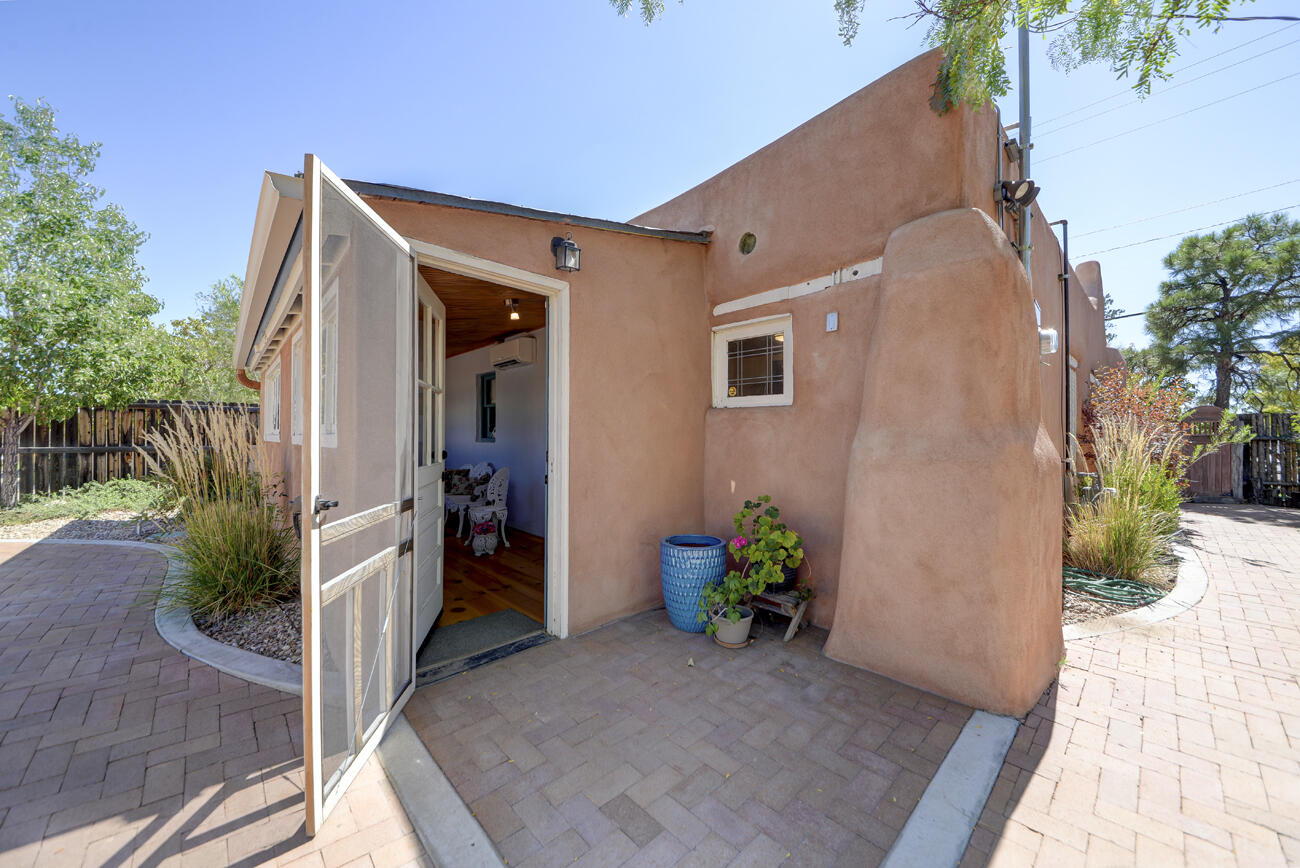 Photo 14 — 1913 Lomas Boulevard NW
