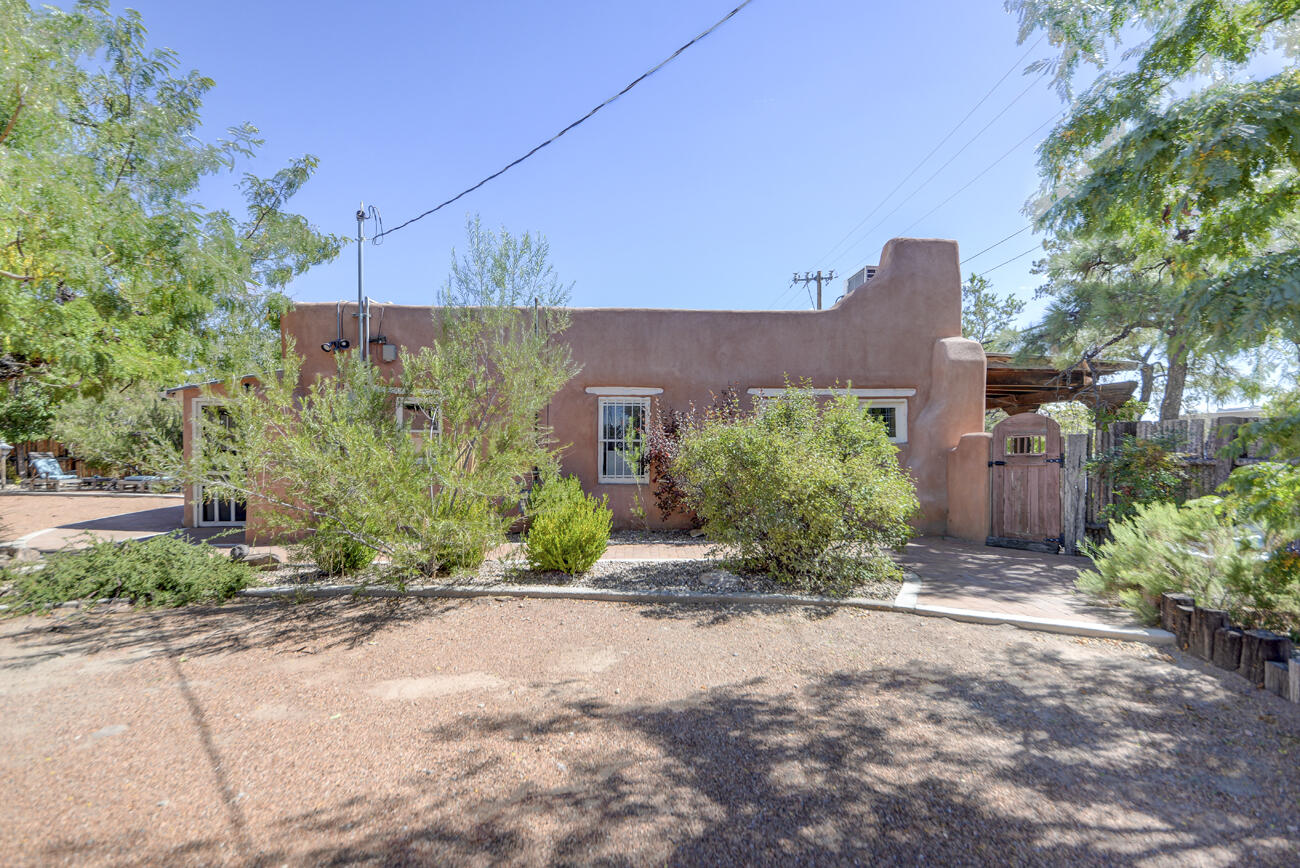 Photo 16 — 1913 Lomas Boulevard NW