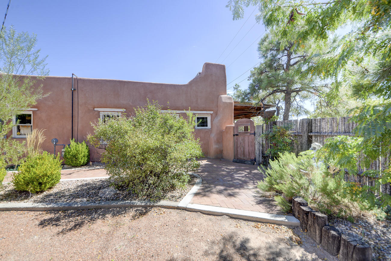 Photo 18 — 1913 Lomas Boulevard NW