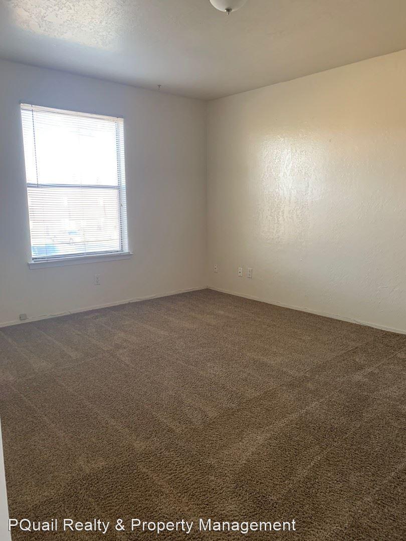 Photo 2 — 1011 Meadowlark Court SE 4