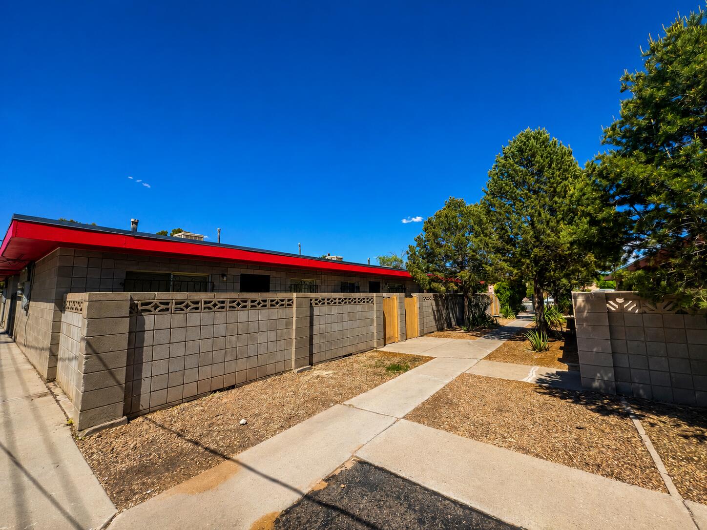Photo 2 — 635 Mesilla Street SE