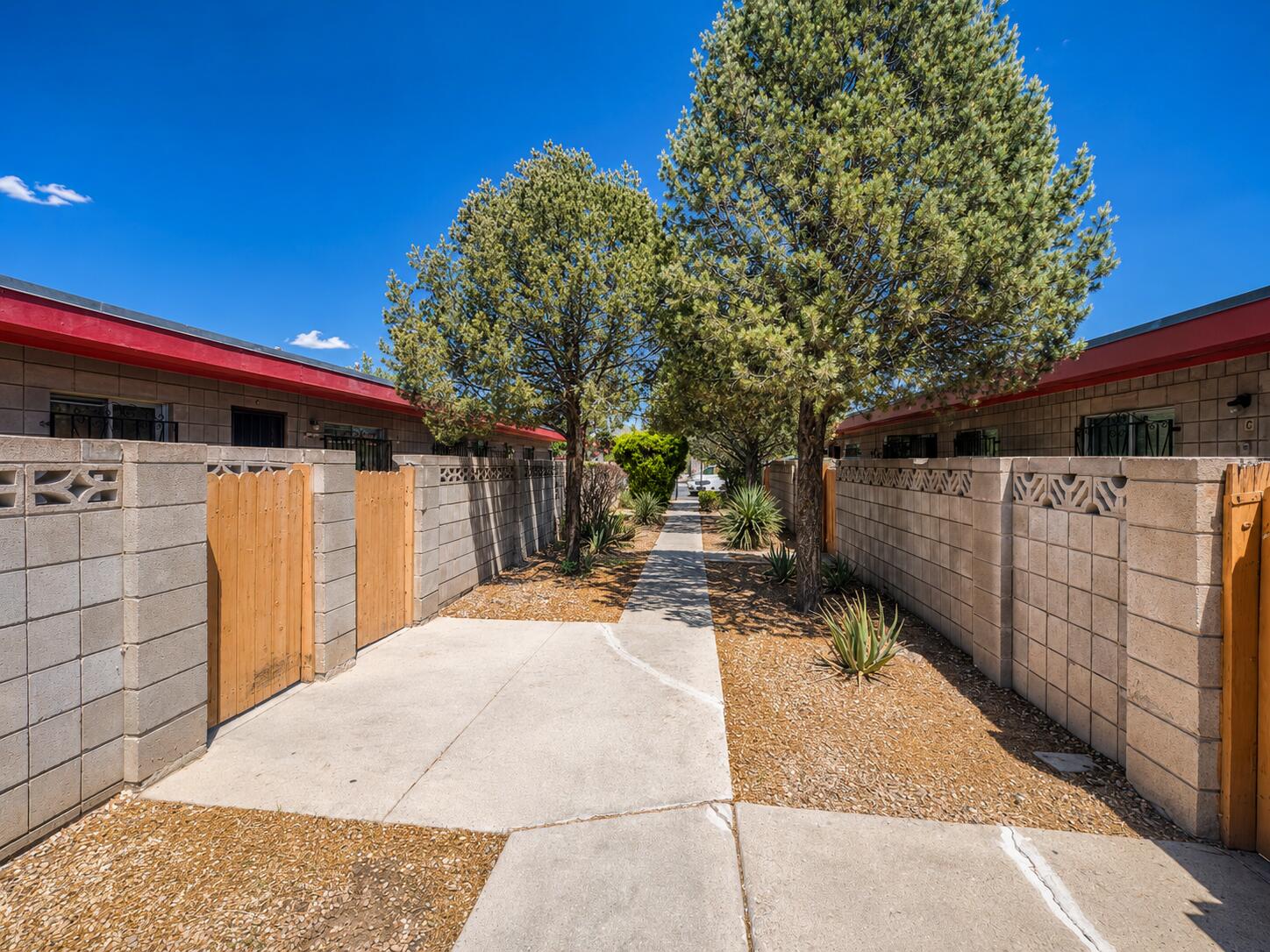 Photo 3 — 635 Mesilla Street SE