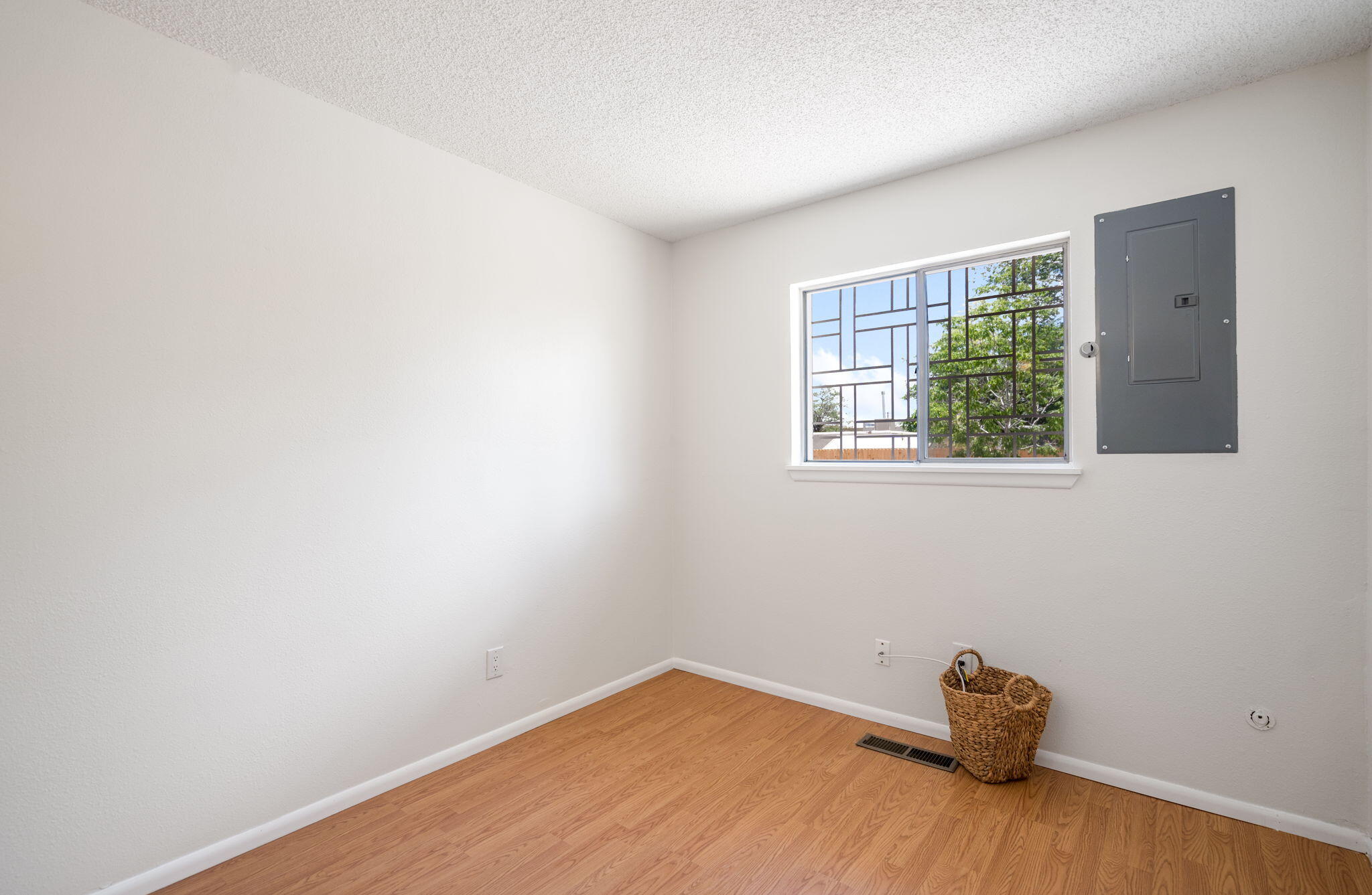 Photo 5 — 4503 Kingston Avenue NE