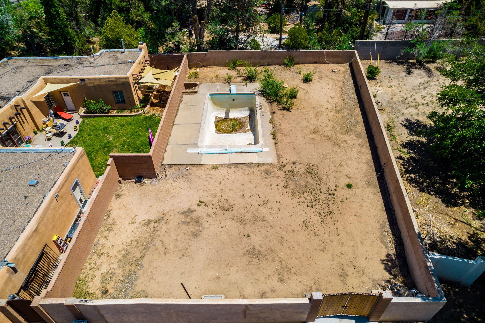 Photo 2 — 907 Laurel Circle SE