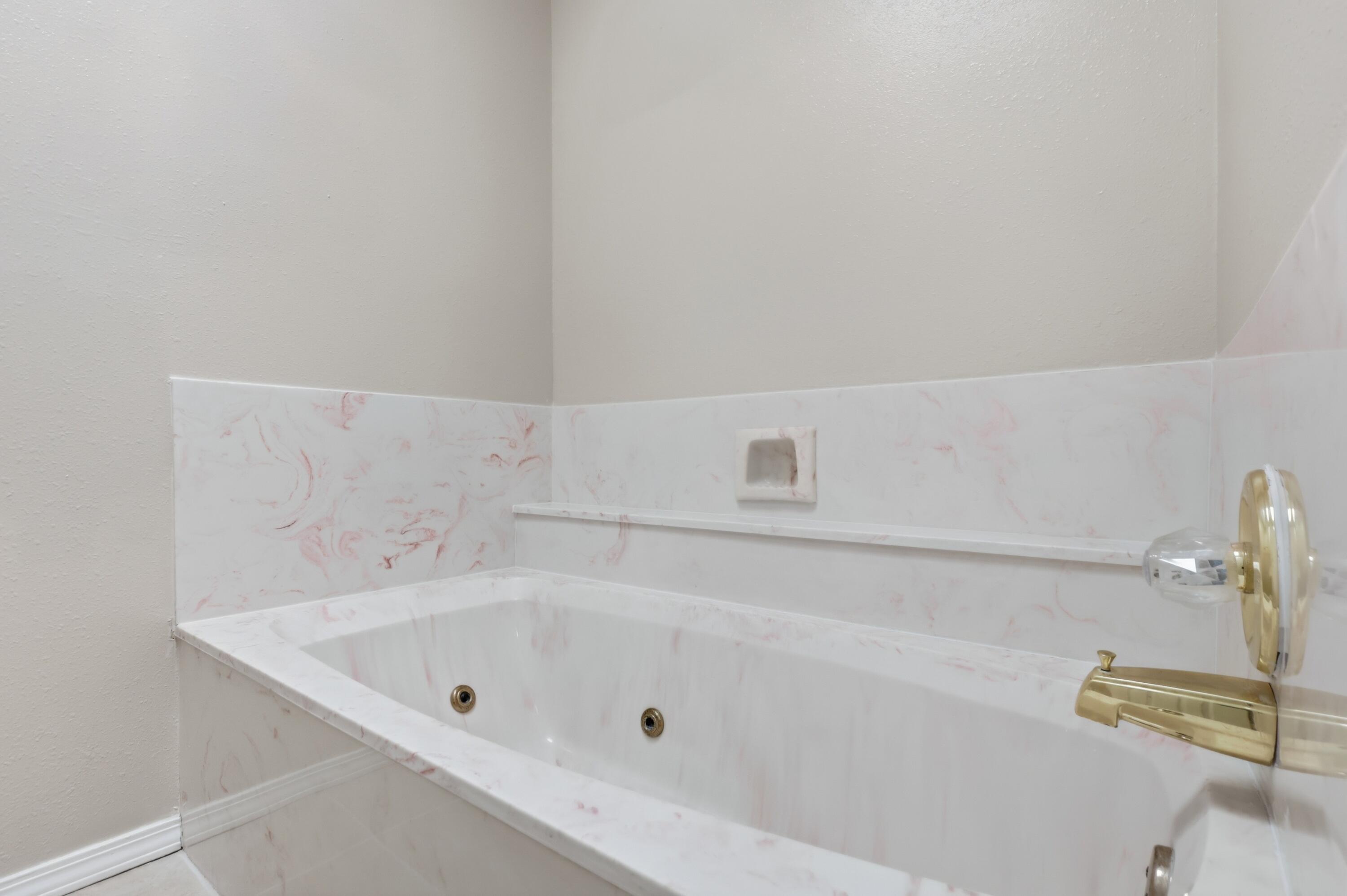 Photo 15 — 616 Eastlake Drive SE