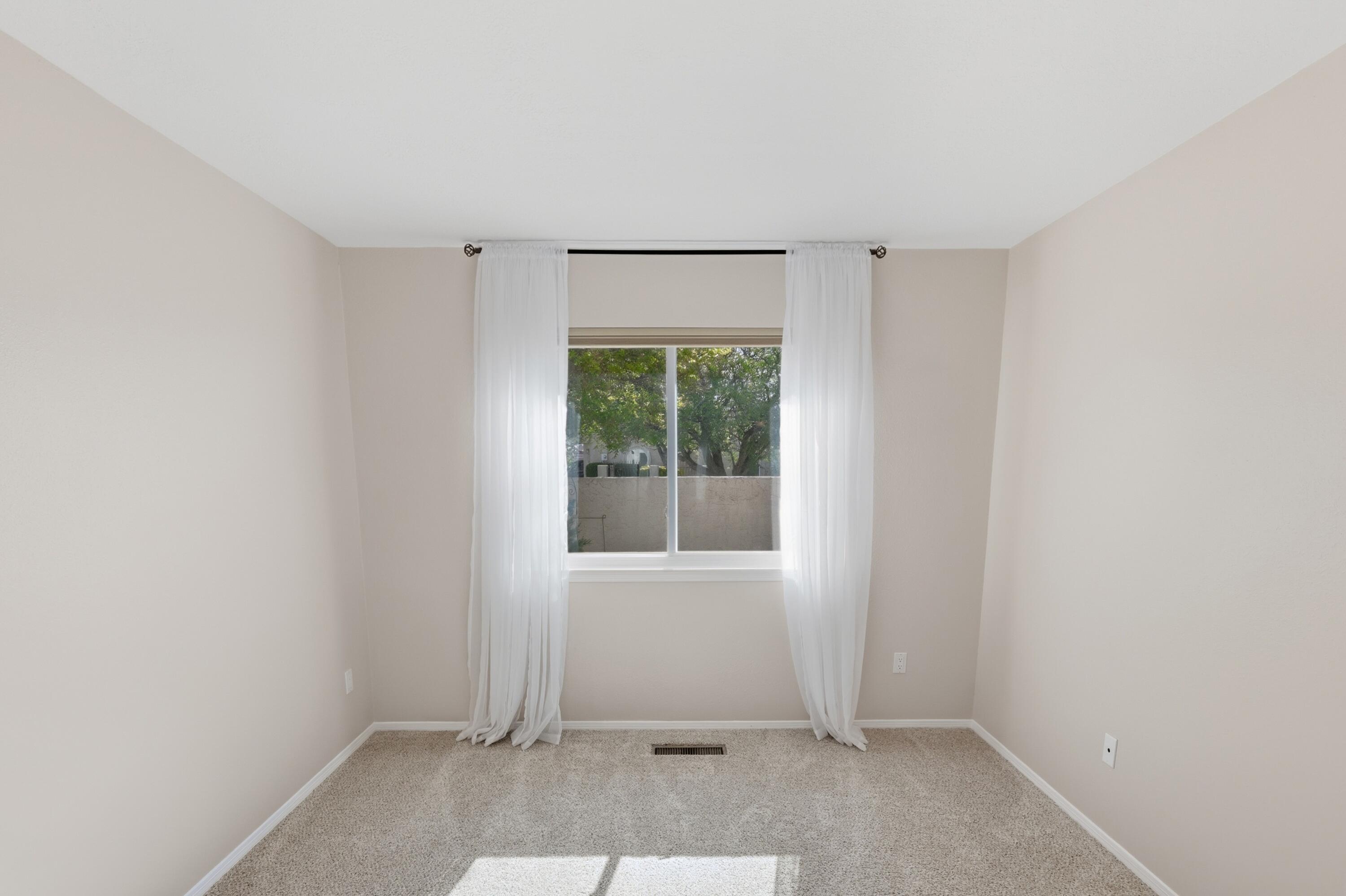 Photo 14 — 616 Eastlake Drive SE