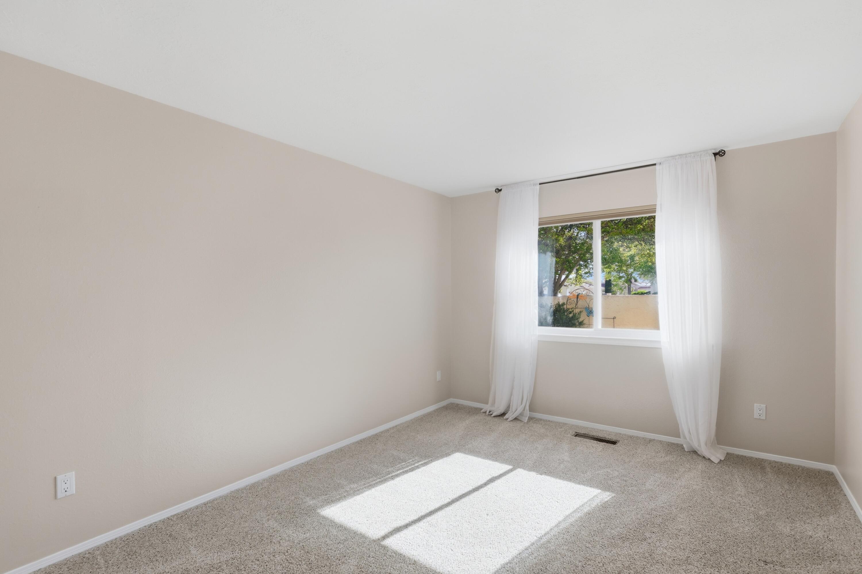Photo 13 — 616 Eastlake Drive SE