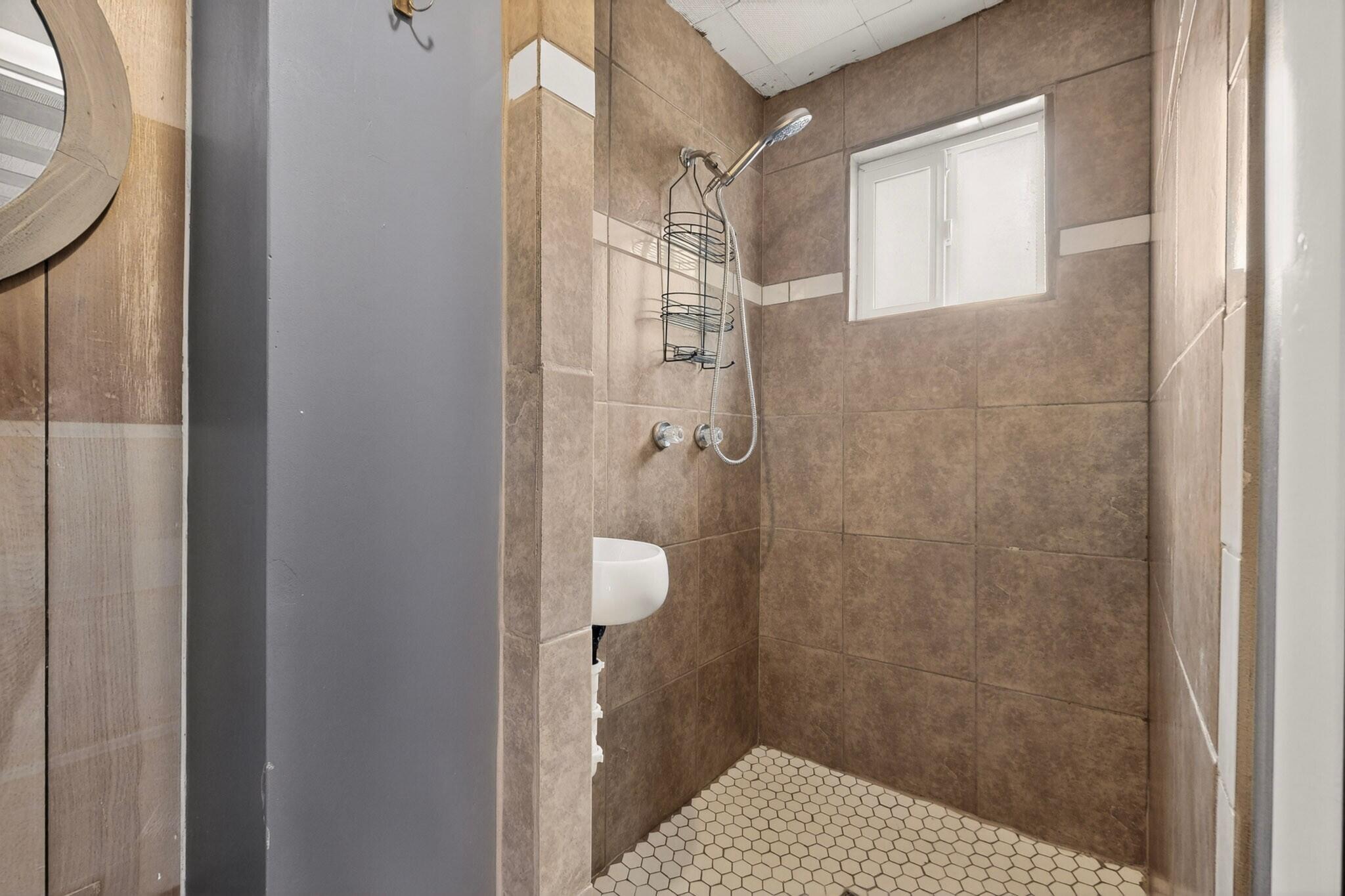 Photo 16 — 713 Montclaire Drive NE