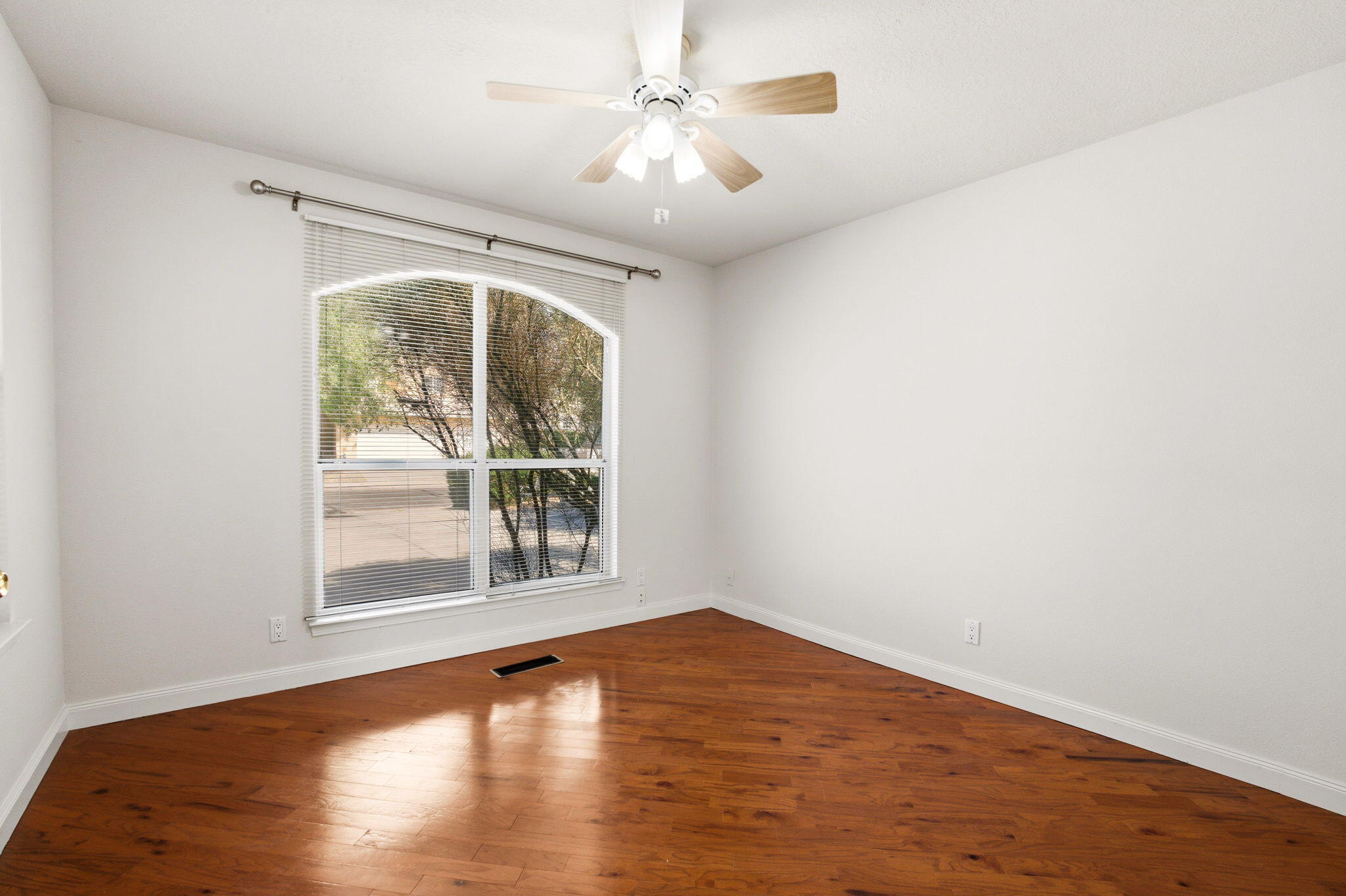 Photo 5 — 7415 Coachman Street NE